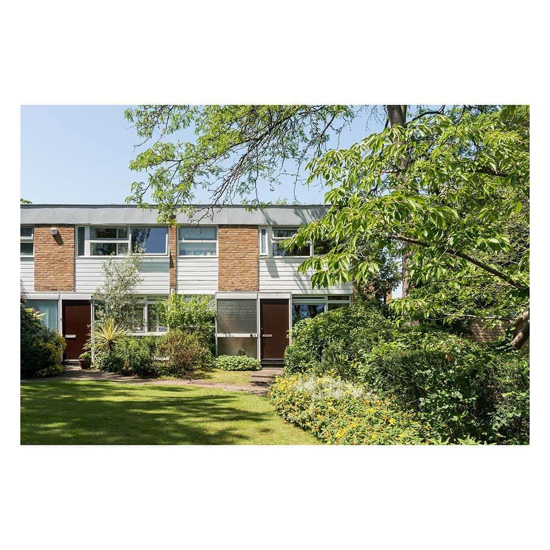 The Modern Houseさんのインスタグラム写真 - (The Modern HouseInstagram)「#forsale a mid-century Span house in Putney. Click the link in our bio to see the sales particulars.」7月8日 19時53分 - themodernhouse