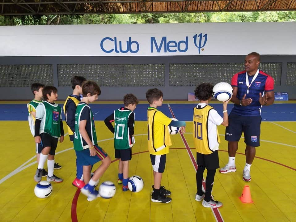 ジーコさんのインスタグラム写真 - (ジーコInstagram)「Clinica de Futebol da Escola Zico 10 no Club Med, Rio das Pedras.Primeira semana.Todo o mes de julho de quarta a domingo com os Professores Jonathan,Diego e Carlos Reis sob a coordenação de Thiago Coimbra.Com metodologia própria a garotada tem saído sempre feliz. Sucesso para todos.」7月8日 19時54分 - zico