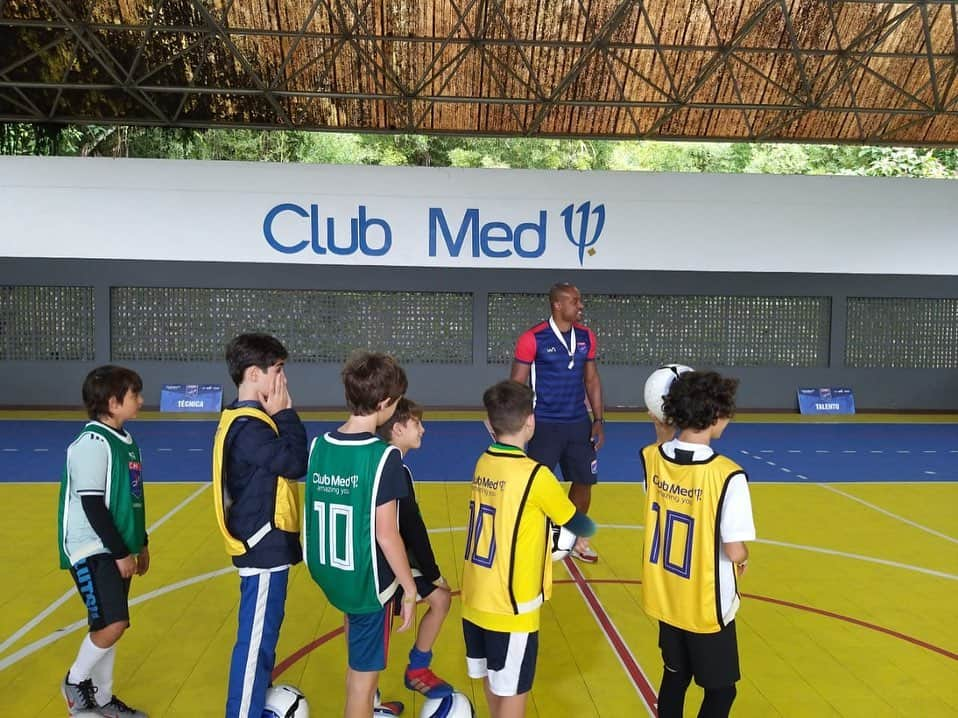 ジーコさんのインスタグラム写真 - (ジーコInstagram)「Clinica de Futebol da Escola Zico 10 no Club Med, Rio das Pedras.Primeira semana.Todo o mes de julho de quarta a domingo com os Professores Jonathan,Diego e Carlos Reis sob a coordenação de Thiago Coimbra.Com metodologia própria a garotada tem saído sempre feliz. Sucesso para todos.」7月8日 19時54分 - zico