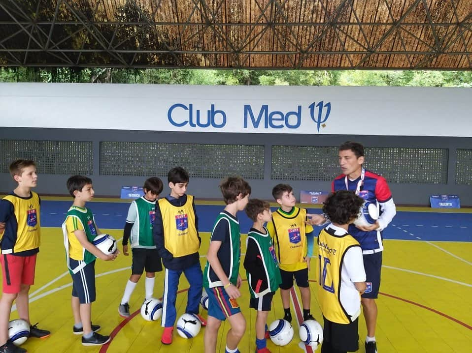 ジーコさんのインスタグラム写真 - (ジーコInstagram)「Clinica de Futebol da Escola Zico 10 no Club Med, Rio das Pedras.Primeira semana.Todo o mes de julho de quarta a domingo com os Professores Jonathan,Diego e Carlos Reis sob a coordenação de Thiago Coimbra.Com metodologia própria a garotada tem saído sempre feliz. Sucesso para todos.」7月8日 19時54分 - zico