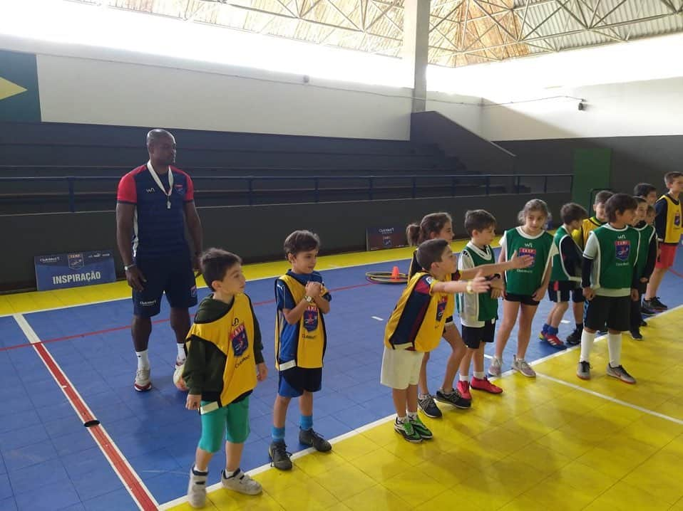 ジーコさんのインスタグラム写真 - (ジーコInstagram)「Clinica de Futebol da Escola Zico 10 no Club Med, Rio das Pedras.Primeira semana.Todo o mes de julho de quarta a domingo com os Professores Jonathan,Diego e Carlos Reis sob a coordenação de Thiago Coimbra.Com metodologia própria a garotada tem saído sempre feliz. Sucesso para todos.」7月8日 19時54分 - zico