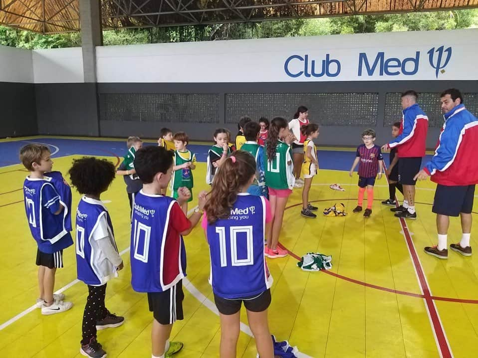 ジーコさんのインスタグラム写真 - (ジーコInstagram)「Clinica de Futebol da Escola Zico 10 no Club Med, Rio das Pedras.Primeira semana.Todo o mes de julho de quarta a domingo com os Professores Jonathan,Diego e Carlos Reis sob a coordenação de Thiago Coimbra.Com metodologia própria a garotada tem saído sempre feliz. Sucesso para todos.」7月8日 19時54分 - zico