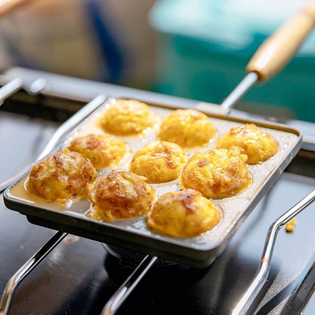 Coleman Japanのインスタグラム：「🍳 簡単おつまみクッキング🍳  キャンプはもちろん、普段の家使いやホームパーティーにもおすすめの「おつまみクッカー」で、いろいろなおつまみ料理を作ってみよう！ ・ ・ ・ #灯そうColeman #灯そうコールマン #灯そう #Coleman #コールマン #Camp #キャンプ #Outdoor #アウトドア #おつまみクッカー #ピクニック #私のコールマン #私のコールマンレシピ」