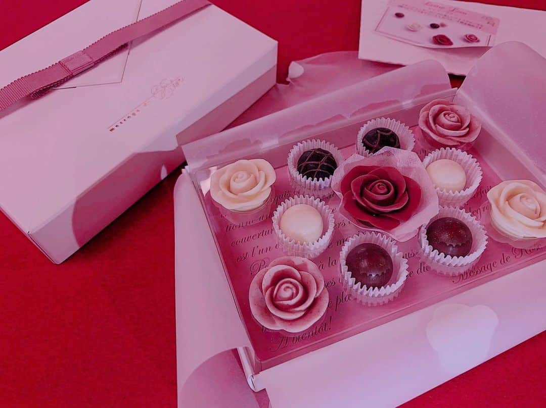 瀬古沢祐希のインスタグラム：「おばあちゃんいつも薔薇のチョコ贈ってくれるんだよ🌹🌹🌹 #chocolate #薔薇 #祖母」