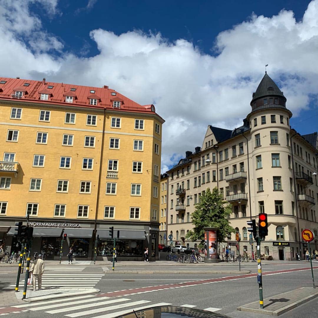 前田典子さんのインスタグラム写真 - (前田典子Instagram)「ストックホルムのライオン🦁 通りにいっぱいいる 🦁 #観光客✌️ 地元の人はやらない  晴れたら気持ちいい 🌞  #ストックホルム #stockholm  #sweden」7月8日 19時56分 - maenorichang
