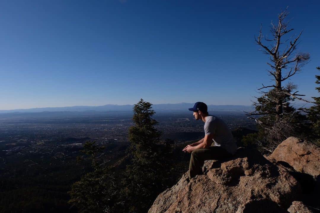 マイケル・トレヴィーノのインスタグラム：「Top of Atalaya Mountain overlooking Santa Fe, New Mexico last year. Eager to head back to the desert and start work on season 2 of @cwroswellnm. see you soon 👽」