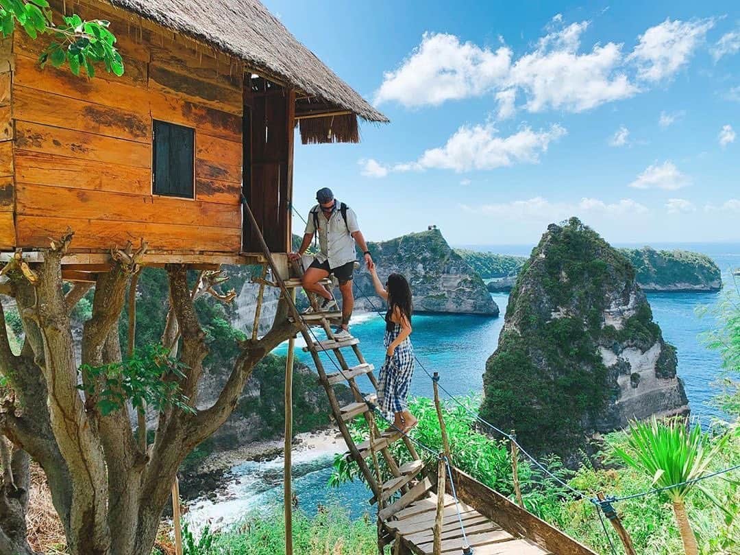 Airbnbさんのインスタグラム写真 - (AirbnbInstagram)「If you ever manage to catch your breath at this clifftop treehouse, your host, Wayan, is happy to help you arrange trips all around the island. Explore the cave temple of Goa Giri Putri, discover the hidden natural pools of Tembeling Forest, or snorkel among manta rays in Manta Bay.  Photo: @arianazani」7月9日 6時50分 - airbnb