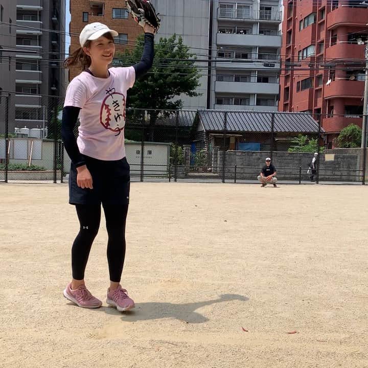 上杉あずさのインスタグラム：「. #めざせ110キロプロジェクト . 昨日は事務所の先輩 #ノボせもん のなべさん(@nobosemonnabe )にお願いして練習してきました⚾️🌈なべおじさんの鼓舞してくれる声がまた良き(笑)ありがとうございました！ . 投げるごとに発見があるし、考えることによって視野が広がってる気がしてます。自分に合うもの、自分が目指すものに近付けるように、いろいろ研究して勉強していこうと思います！！ 何にせよ、投げてる時間は本当に楽しくて。高校野球、プロ野球、見るのも楽しくて嬉しい忙しさある7月だけど、自分の練習もちゃんと時間を確保して頑張ります💪🏼✨✨ なかなかキャッチボール相手が見つからない時もあるので、みなさん助けてください(笑) ちなみに、プロ野球も高校野球もピッチャー見ていろいろ学べるので見ることが練習にもなっております😆全国の野球人が教材です。野球人の皆さん、勝手にありがとうございます🙇‍♀️⚾️ #baseball #training #pitching #fastball #pitcher #player #fukuoka #challenger #野球 #トレーニング #ピッチング #女子野球 #草野球 #目標 #への道」