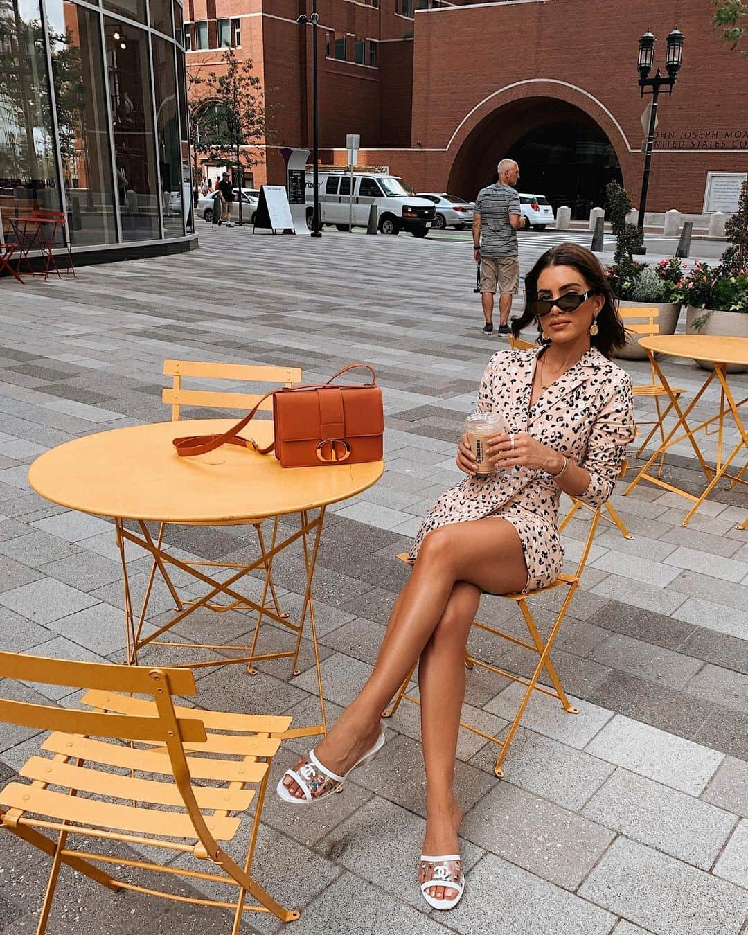 Camila Coelhoさんのインスタグラム写真 - (Camila CoelhoInstagram)「Coffee break🧡 in @camilacoelhocollection Gemma Blazer dress (tap to shop) @revolve ———- Café da tarde (sem pão de queijo haha) usando vestido blazer @camilacoelhocollection 🖤 (disponível na revolve.com)」7月9日 5時52分 - camilacoelho