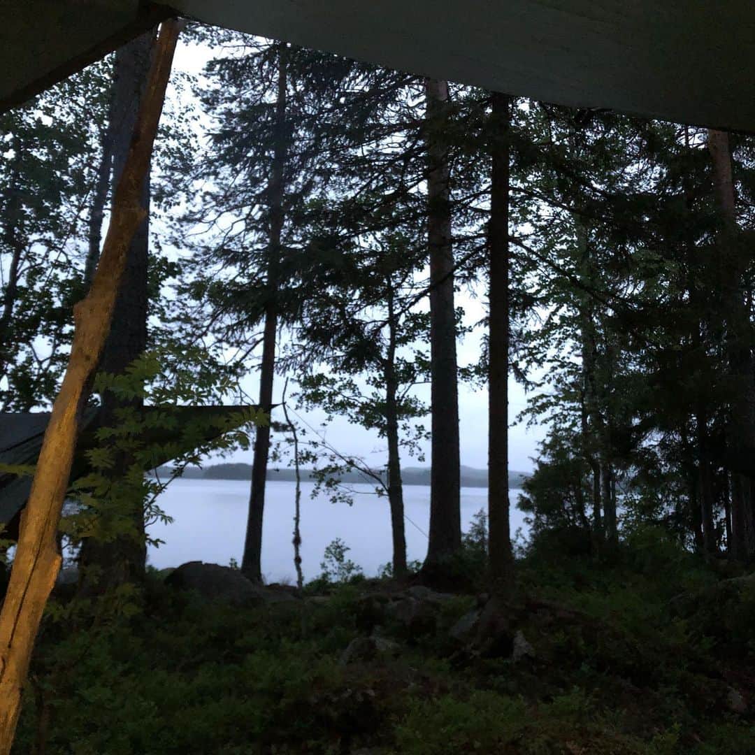 ヒロシさんのインスタグラム写真 - (ヒロシInstagram)「フィンランドキャンプ2泊目0時。 これがマックスの闇。 ランタンも焚火も映えないね。  #ヒロシちゃんねる #ヒロシキャンプ」7月9日 6時02分 - hiroshidesu.official