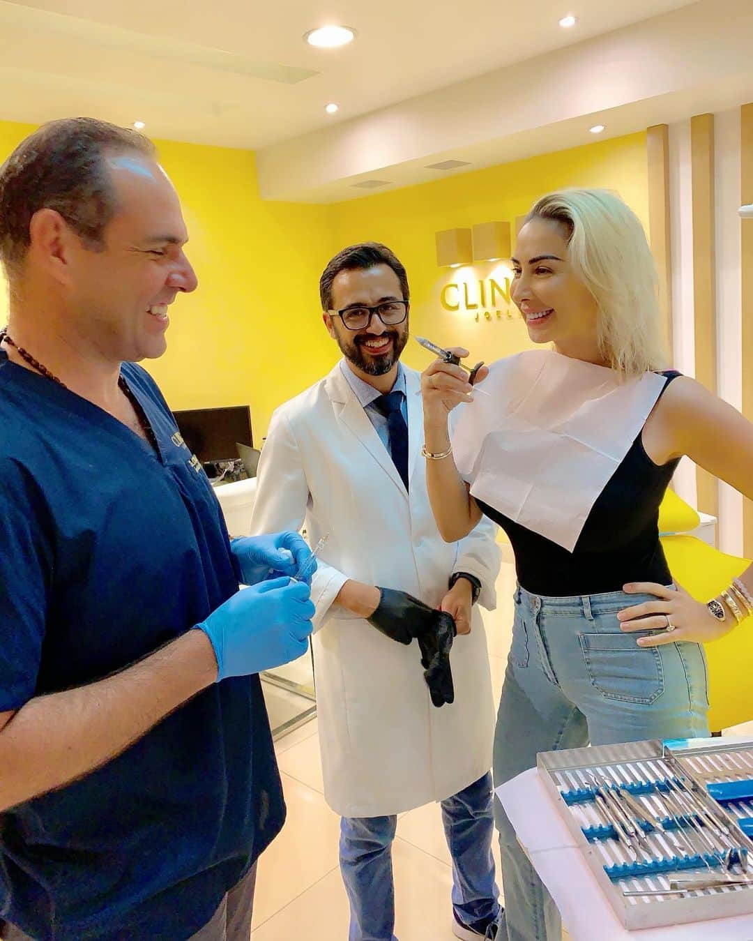 ジョエル・マーディニアンさんのインスタグラム写真 - (ジョエル・マーディニアンInstagram)「Dr who? 😂😂😂 @clinicajoelleofficial  Dr.salivares and Dr. AlNabolsi thank you both so much for staying late to make me look great 😃 (I am rhyming these days 🤣) #joellemardinian #clinic #lips #teeth #diamonddesignersmile #ifeelgood #dubai #riyadh #kuwait #amman #cairo #oman #abudhabi」7月9日 6時06分 - joellemardinian