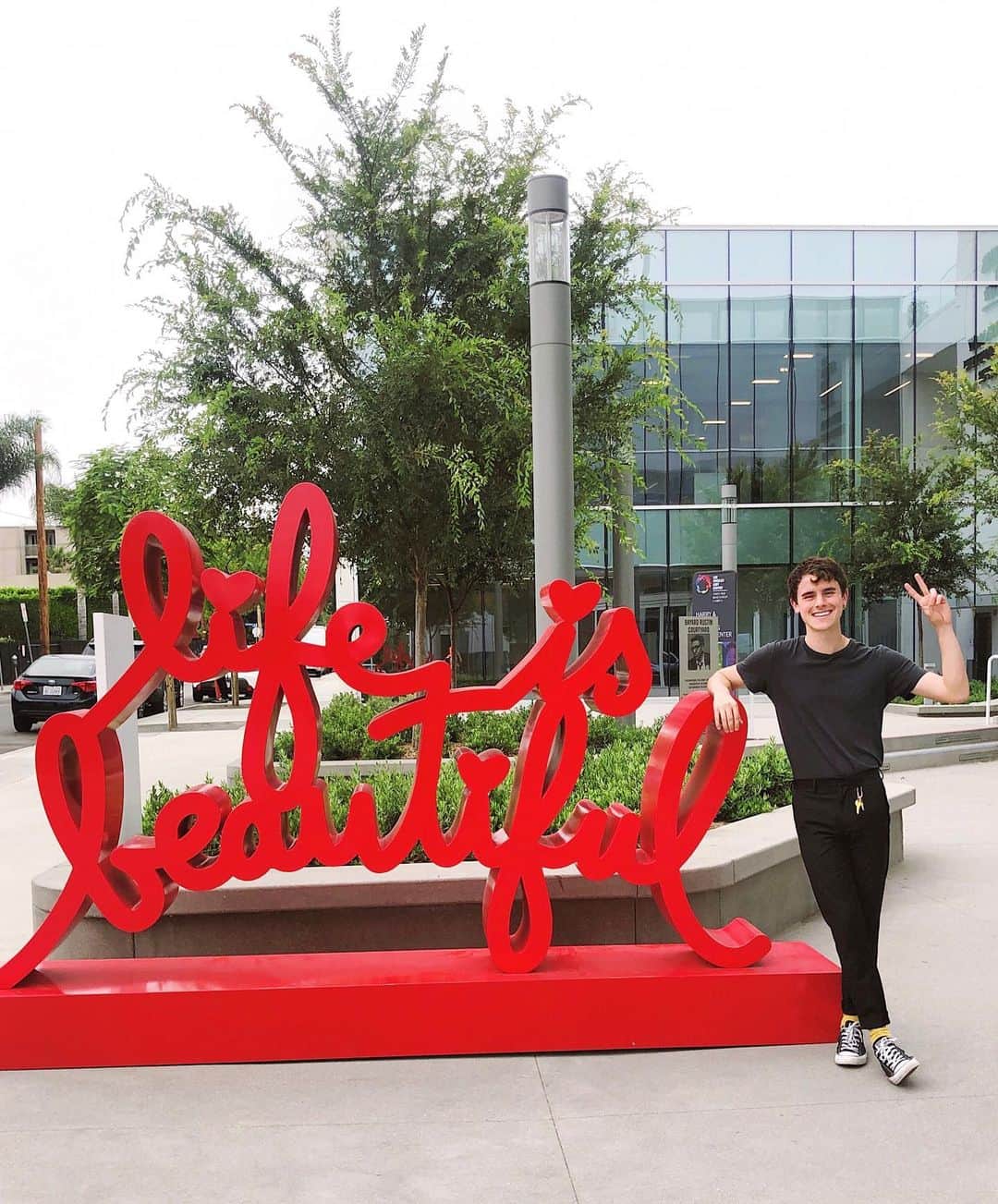 コナー・フランタのインスタグラム：「Spent this morning visiting the new Los Angeles LGBT Center and hearing about all the amazing work they’re doing for so many facets of the queer community every single day. Thanks for the education and everything you’re doing, @lalgbtcenter ♥️」