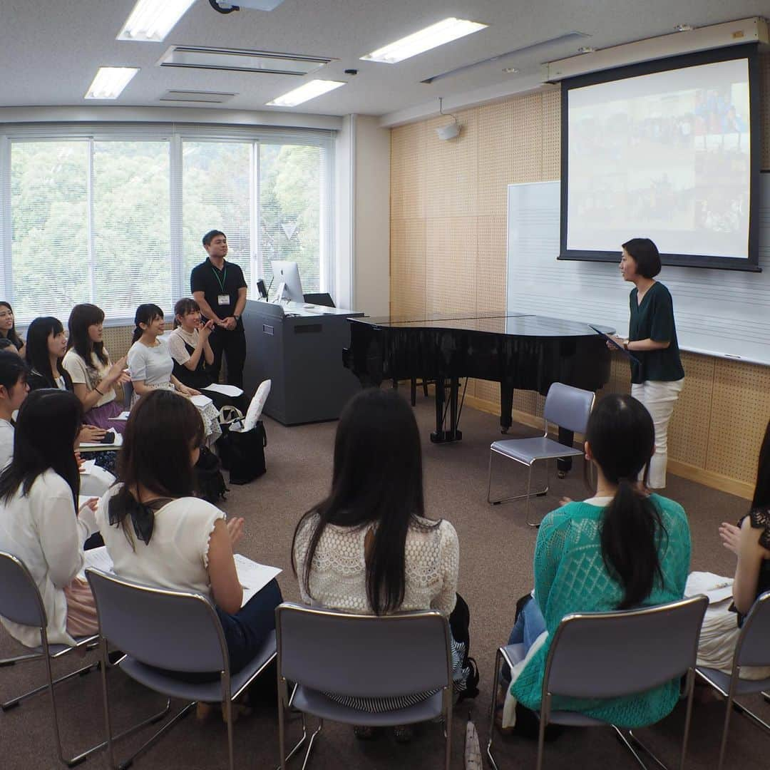 福岡女子短期大学さんのインスタグラム写真 - (福岡女子短期大学Instagram)「@音楽科 昨日、音楽科卒業生2人をお招きし座談会を開催しました。音楽科を卒業され、百貨店や音楽教室で勤務されています。 . 在学中の様子や就職活動のエピソードなどを丁寧にお話しいただきました。学生も先輩のお話にメモを取りながら聞き入っていました。 . お忙しい中貴重な時間をいただきありがとうございました。 . #福岡女子短期大学 #福女短 #音楽科 #福岡女子短期大学音楽科 #卒業生 #在学生 #座談会 #キャリアガイダンス #進路選び #進路 #就活 #就職活動 #百貨店勤務 #音楽教室 #音楽教室講師 #音楽大学 #音大 #音大生 #学校 #勉強垢 #講義中 #授業中 . ========[ 資料請求 ]======== ． 新しい福岡女子短期大学の資料請求（2020大学案内）を無料送付中です。本学ホームページからお気軽に申し込みください。 . 子ども学科/健康栄養学科 音楽科/文化教養学科 ． 福岡女子短期大学 住所：‪‪‪‪福岡県太宰府市五条四丁目16番‬1号‬‬‬ tel：‪‪‪092-922-4034‬‬‬（代表） . ====== ====== ======」7月9日 6時30分 - fukuoka_wjc