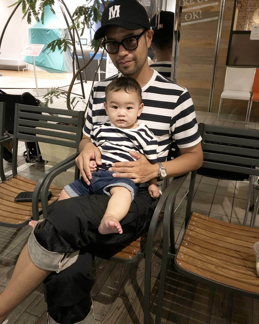 ニッチロー'さんのインスタグラム写真 - (ニッチロー'Instagram)「ボーダーTシャツとジーンズロールアップで親子コーデ👨‍👦 大きくなったら親子コーデなんてしてもらえないから今だけさせてねコニッチロー❤️ #ボーダーズ #親子コーデ  #コニッチロー #ニッチロー’ #チッチロー #息子 #もうすぐ9ヶ月  #baby #parentandbaby」7月9日 6時46分 - nicchiro5.1