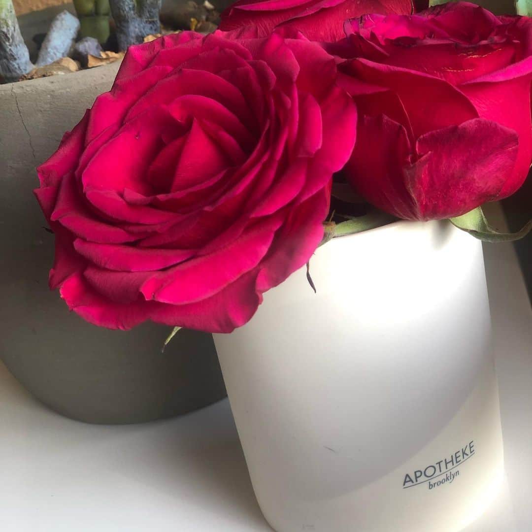 ジェシカ・ゾアのインスタグラム：「🌹Take time to smell the roses! This is the vessel from my exclusive candle with #apothekeco #reusable 🌺💐🌷 ✨ the smell is fresh, airy, rose, tuberose, jasmine, cyclamen, geranium, white hawthorn, musk, amber🌺🌼🌹✨enjoy your Monday! ❤️ link in bio;)」
