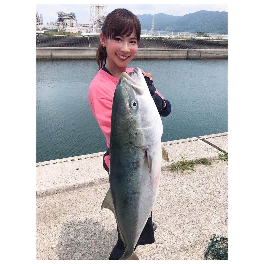 阪本智子さんのインスタグラム写真 - (阪本智子Instagram)「🐟♡ どっかーん💥💥💥 とある撮影でまたまたやらかしました😂︎💕︎ #ブリ １０ｋｇ‼️‼️✨✨✨ もう最高に楽しかった🤣💕︎ 楽しくてもっとやり取りしてたかった😂🐟笑 いつの間にか１０ｋｇの魚は楽々とれるようになってますね💪🏻( ¨̮ 💪🏻) #10kgのブリは隠れられる #ブリ隠れんぼ 笑 ・ 釣ったブリはスタッフさんと分けましたよ🎶 もちろん私はお腹のところを..😋 早く食べたいっ💓 ＊ #fish #yellowtail #fishing #sea #ocean #bigfish #fishinggirl #fishinggirls  #魚  #大物 #釣り #魚釣り #釣り好き #阪本智子」7月9日 6時45分 - tomoko_sakamoto423