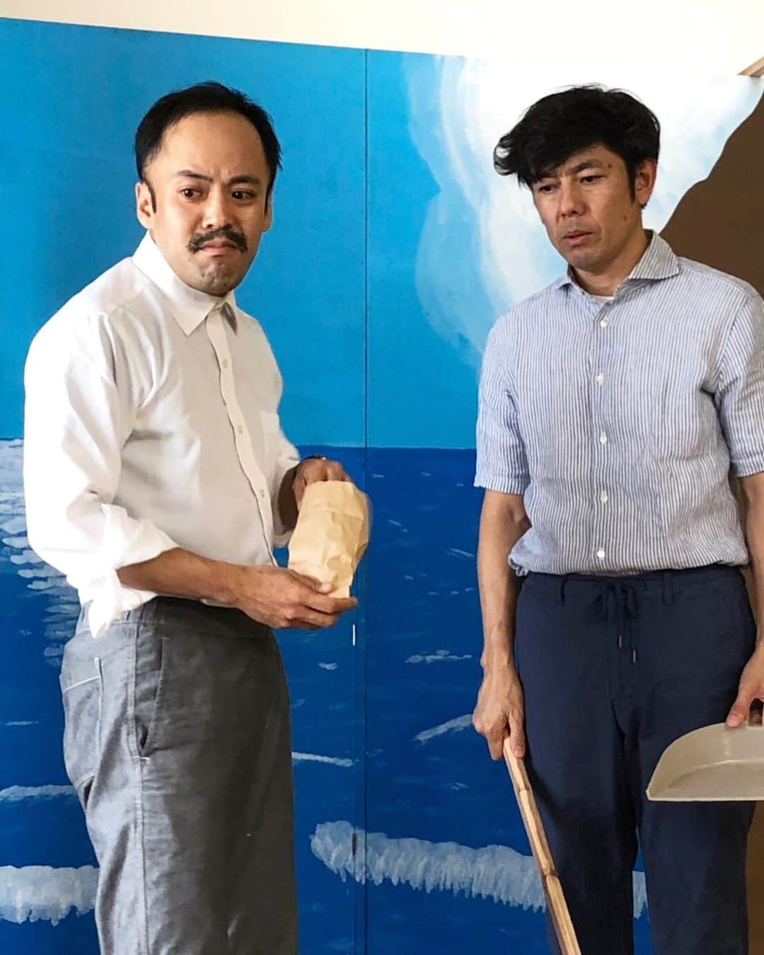 山中崇史のインスタグラム：「SHOMIN'S 「砂の家族」 稽古風景 共演者の新井友香さんはこの写真を『ホセ・メンドーサと矢吹丈』と例えた。 #高山和之 #ホセメンドーサ  #山中崇史 #矢吹丈  #新井友香 #あしたのジョー #砂の家族 #shomins」