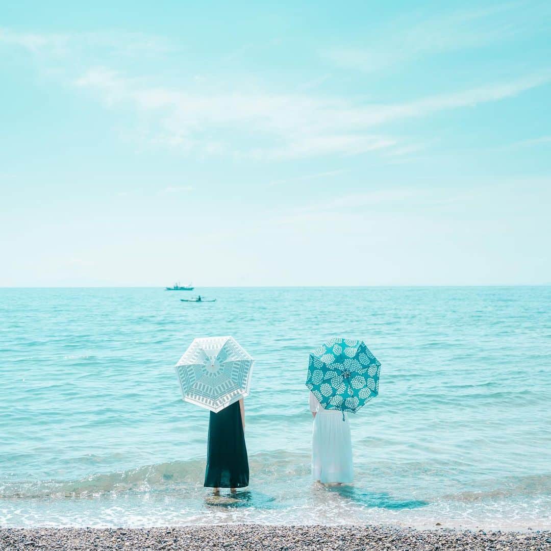 Kobe Japan Water artのインスタグラム：「"Aqua girls" . 季節を先取りして海水浴に来たらまだ誰もいませんでした. #とりあえず海ナウのツイートしといた. #ふたりのおあそび.」