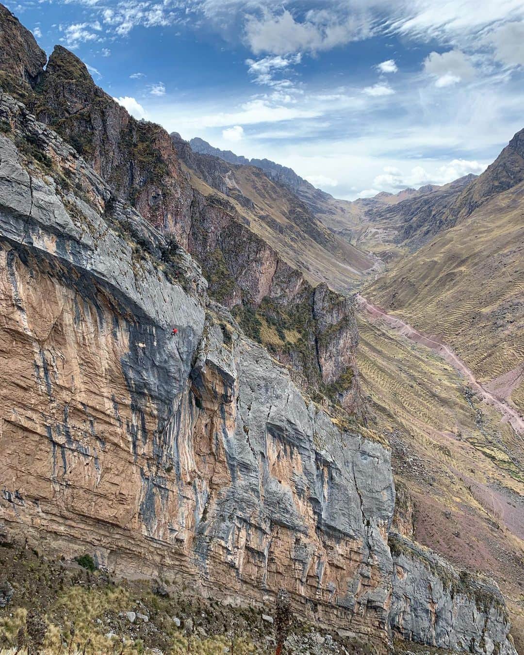 エミリー・ハリントンのインスタグラム：「🇵🇪 so far....found a 💎, can’t get enough of those 🦙🦙🦙, and the friendliest people you’ll ever meet 💕🙏 // @thenorthface // @thenorthface_climb」
