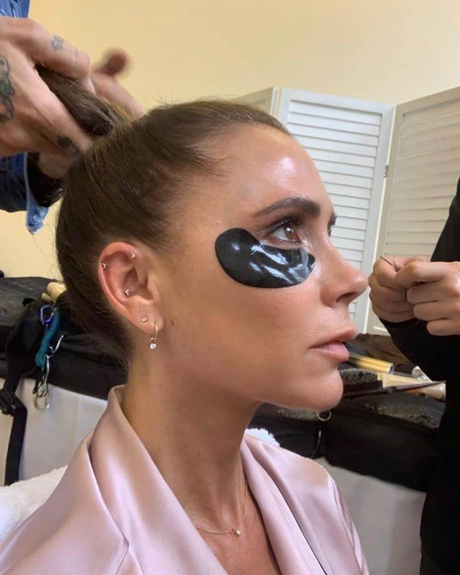 ヴィクトリアベッカムさんのインスタグラム写真 - (ヴィクトリアベッカムInstagram)「Prepping skin on set. #VictoriaBeckhamBeauty #CleanBeauty #NotPerfect #WorldOfVB #VBInTheChair」7月8日 21時54分 - victoriabeckham