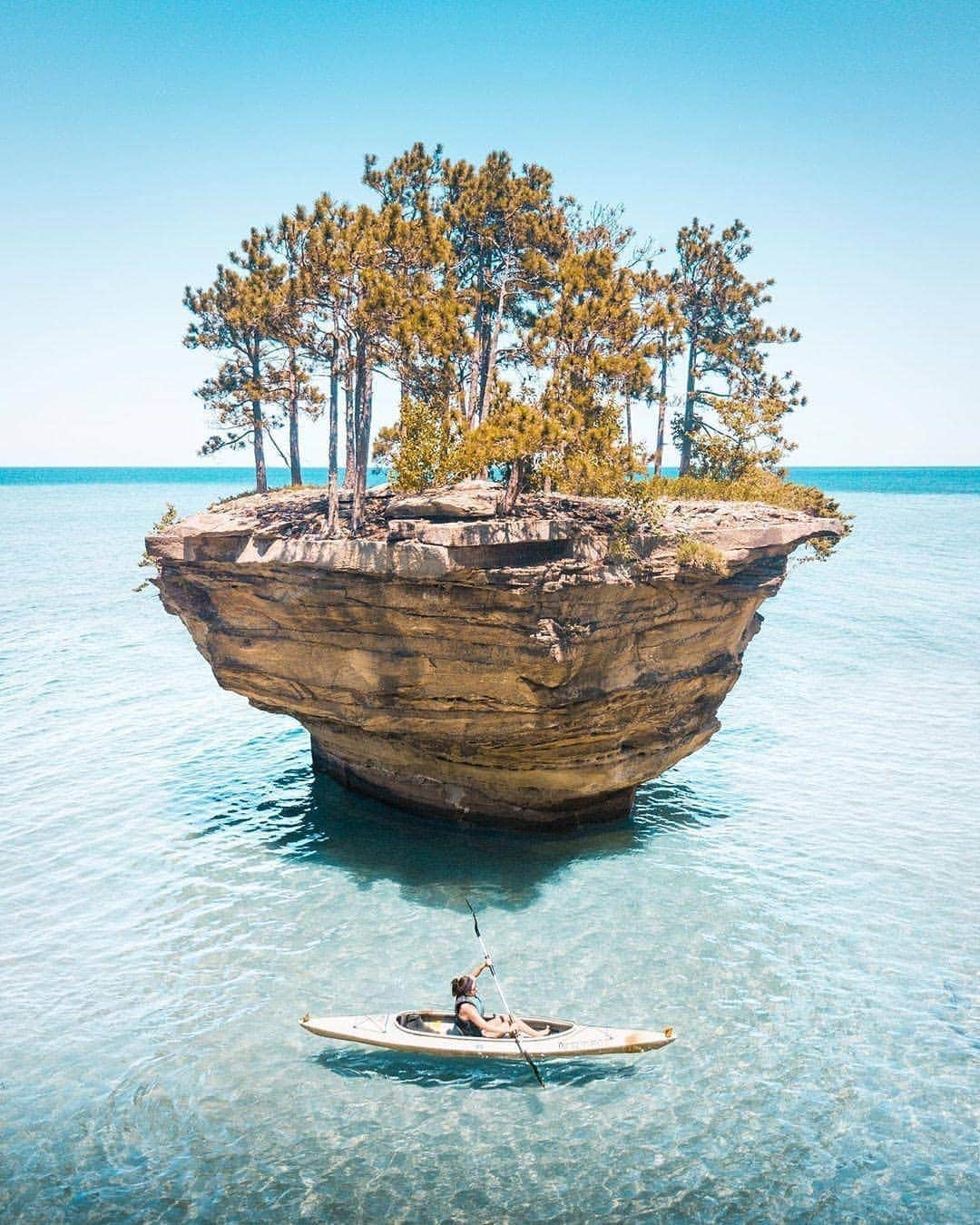 BEAUTIFUL DESTINATIONSさんのインスタグラム写真 - (BEAUTIFUL DESTINATIONSInstagram)「Hidden tropical vibes in the midwest 🚣‍♀️ (📷: @ryanresatka 📍: Michigan)」7月8日 21時55分 - beautifuldestinations