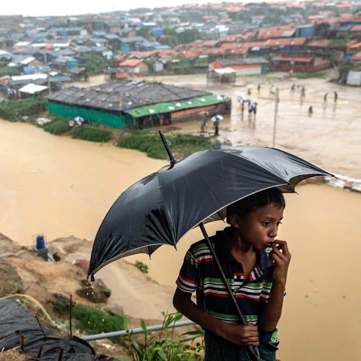 unicefさんのインスタグラム写真 - (unicefInstagram)「Heavy rainfall in the last six days has caused landslides and extensive flooding in Rohingya refugee camps and host communities. Over 2,400 families have been affected and many have been relocated.  @unicefbangladesh is on the ground, providing water and sanitation support to help keep children and families safe. #AChildIsAChild © UNICEF/Brown」7月8日 21時55分 - unicef