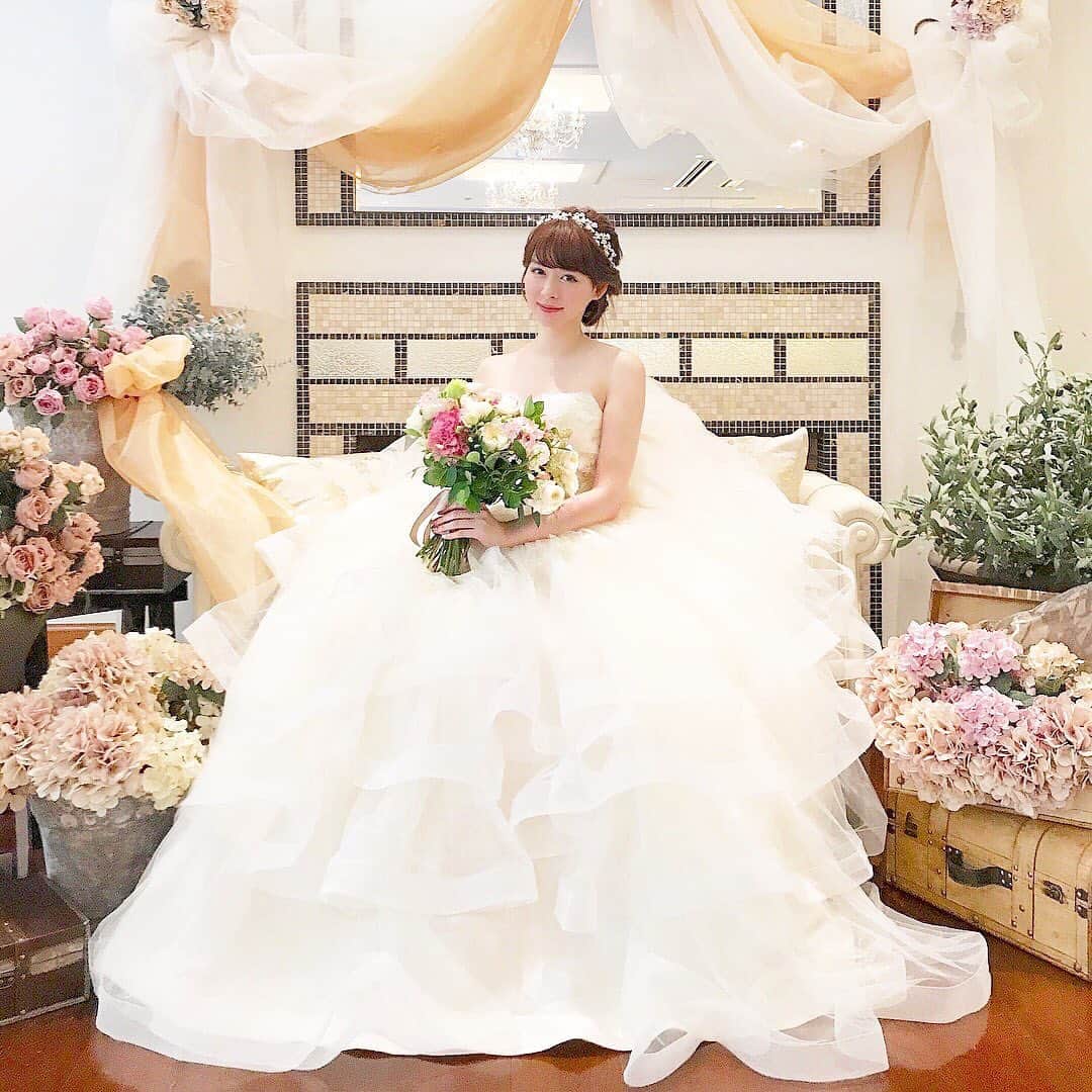 のインスタグラム：「@bestbridal.jp 💒 ベストブライダルの花嫁さんは #ベストブライダル花嫁 #BB花嫁 にお写真を投稿してください♩ . . カバーのお写真はインスタグラマーの @ayapooh_22 さんからリグラムさせていただきました💕可愛いお写真をありがとうございます😍 . . ホースヘアーをあしらったスカートがふわふわと何段にも重なる天使のようなドレス✨ . 腰元のリボンも可愛いウェディングドレスは、前から見ても後ろから見ても大人可愛いですね👗 . . その他のウェディングドレスもとっても可愛いので、スワイプして是非参考にしてみてくださいね💕 . . . ＼ウェディングフォト募集中❤️／ . 当アカウントでリグラムOKなベストブライダルの卒花嫁orプレ花嫁の皆様は、 #ベストブライダル花嫁 もしくは  #BB花嫁 のハッシュタグをつけて投稿をお願いします💕 . . ※BB花嫁に投稿があったお写真をリグラムする際は個別にご連絡は行っておりません🙇予めご了承ください＊* . . ＝＝＝＝＝＝＝＝＝＝＝＝ 💒ベストブライダルとは？ ＝＝＝＝＝＝＝＝＝＝＝＝ . ＊アートグレイス ＊セントグレース ＊アプローズスクエア ＊ストリングス ＊アフロディテ . など、全国（東京、横浜、浦安、千葉、仙台、名古屋、大阪、京都）でゲストハウスを運営し、多くのお客様の人生の節目となるウエディングを手がけています💕 . また、多くのお客様にお帰りいただけるレストラン、ホテルもご用意しています🍴 . . 💒【各会場のアカウントについて】 私たちの会場は @bestbridal.jp のフォロ一覧からご覧頂けます✨ . 💐【ブライダルフェアの予約について】 各会場のアカウントのプロフィールURL🔗にある会場HPからご予約いただけます✨ . . ＝＝＝＝＝＝＝＝＝＝＝＝ 💗たくさんの、LOVEを届けよう ＝＝＝＝＝＝＝＝＝＝＝＝ . #たくlove 私たちのブランドスローガンは「たくさんの、LOVEを届けよう」💕 . お客様との出会いは、一生における祝福の瞬間を祝う、始まりです。 . 私たちはお客様との出会いを大切に、おふたりの人生を祝福し続ける存在でありたいと考えています🕊 . ベストブライダルは、世の中で1番、たくさんのLOVEが届く瞬間をお祝いする企業を目指します♡ . . . #結婚式 #花嫁 #プレ花嫁 #卒花嫁 #結婚式準備 #ウェディング #ウエディング #ベストブライダル #日本中のプレ花嫁さんと繋がりたい #婚約指輪 #婚約 #プロポーズ #結婚式場 #結婚式レポ  #2019春婚 #2019秋婚 #2019夏婚 #2020春婚 #ブライダルフェア #ウェディングフォト #プレ花嫁準備  #ウエディングドレス試着 #チャペル #ブーケ」