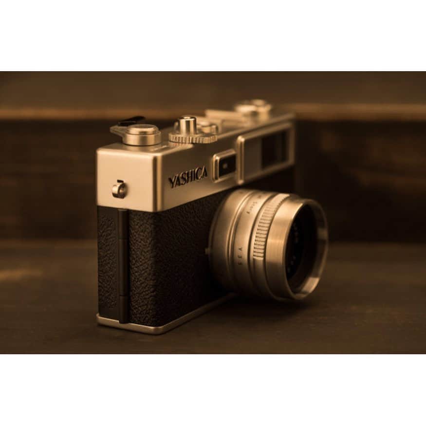 GLADDさんのインスタグラム写真 - (GLADDInstagram)「・﻿ ✔︎伝説のカメラ！YASHICAで楽しむデジフィルム﻿ ﻿ オールドカメラ愛好家の方へに朗報です📷✨﻿ ﻿ GLADDでは只今、1949年創業の歴史あるカメラブランド「YASHICA（ヤシカ）」を販売中！﻿ ﻿ ﻿ 往年の名機、#YASHICA （ヤシカ）から懐かしいデザインで システムは新しく、﻿アナログなギミックを搭載したカメラが復活！﻿ ﻿ ﻿ フィルムカメラ好きな人は気になりますよね👀✨﻿ ﻿ ﻿ 子供の頃から「写るんです」が身近だったわたしは今でも フィルムカメラや﻿オールドレンズの魅力にハマりデジタルと 合わせて使っています✌︎（80年代生まれ）﻿ ﻿ ﻿ 携帯、デジカメ、一眼レフ、ミラーレス・・・﻿ 皆さんは普段写真を撮るときは何を使うことが多いですか？﻿ ﻿ ﻿ 味わい深い写真が撮れるからお祭りなど特別な日に使ってみたり、面白い写真が撮りたい！ と思っている人はぜひこの機会に試してみてはいかがでしょう🕵️‍♂️﻿ ﻿ ﻿どんな風に写っているかワクワク📷✨ ﻿ ﻿ #トイデジカメ #フィルム #写真好きな人と繋がりたい﻿ ﻿ ﻿ ﻿ ﻿ ﻿ ・・・・・・・・・・﻿ ﻿ ファッショニスタに話題のデジカメ-YASHICA digi FILM-﻿ ﻿ ﻿ セール期間 : 7月14日(日)朝9:00まで ﻿ ﻿ ・・・・・・・・・・﻿ ﻿ ﻿ ﻿ ﻿ ﻿ ﻿ ﻿ ____________________________________________﻿ ﻿ ファッション/ コスメ/ キッチン/ インテリアなど﻿ 毎日期間限定SALE価格で続々登場！﻿ 手に届く憧れで人生を楽しみたい人のためのショッピングサイト﻿ 会員登録＆ブランドフォローはプロフィールURLから🔍﻿ ____________________________________________﻿ ﻿ ﻿ ﻿ ﻿ ﻿」7月8日 22時11分 - gladd_official
