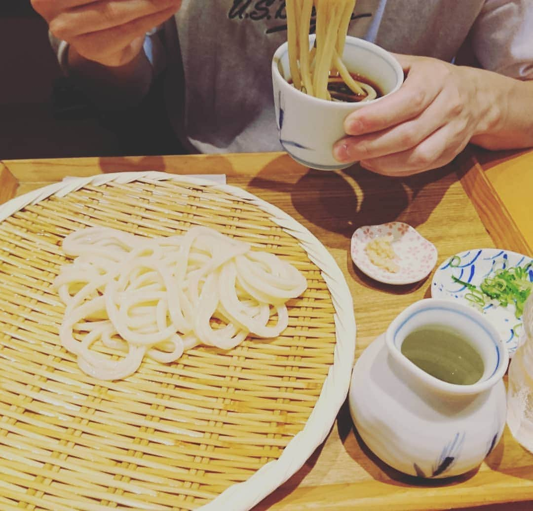 深澤大河さんのインスタグラム写真 - (深澤大河Instagram)「【STAFF】  今日の大河のランチです！  ざるうどんを「美味しいー」と言いながら、幸せそうに食べていました😆  本日のオールナイトニッポンi 「橋本祥平×深澤大河のおしゃべや」聴いていただけましたか？  カードマジックは、スタッフからも絶賛されておりました！ いつか、みなさんの前で披露できるといいなーと思っています🎩  #深澤大河　 #おしゃべや」7月8日 22時10分 - taiga_fukazawa_official