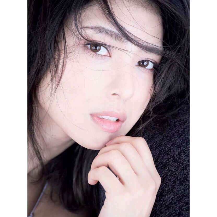 金城優華のインスタグラム：「『FRIDAY』﻿のグラビア見たよ〜 と﻿ コメントやメッセージ続々届いてます。﻿﻿ ありがとうございますっ!! でも全てに返事出来なくてすみません!!﻿﻿ ﻿ 『週間ポスト』『FRIDAY』を見て﻿ デジタル写真集を﻿ 購入して下さった方も多くて﻿ 嬉しい限りです。﻿ 男性の方が多いかと思いきや 女性の方も結構手にしてくれてるみたいで♥ 嬉しいです!! ﻿ ﻿ そんな デジタル写真集『島の華』から﻿﻿ お気に入りの一枚セレクト。﻿﻿ ﻿﻿ 始めてのグラビア。﻿﻿ 自信無くて緊張していた私に﻿﻿ 野村誠一さんが一言﻿﻿ 「瞳が綺麗だ綺麗だね。力があるね。﻿」 って﻿言ってくれて﻿﻿ 上がってきた写真見たら﻿ 自分じゃないと思うくらいに﻿ 凄く素敵に撮ってくれてたんで感動。﻿ 自分の目が今までよりも好きになれた一枚。﻿﻿ ﻿﻿ ﻿﻿ ﻿ #金城優華﻿﻿ ﻿﻿」