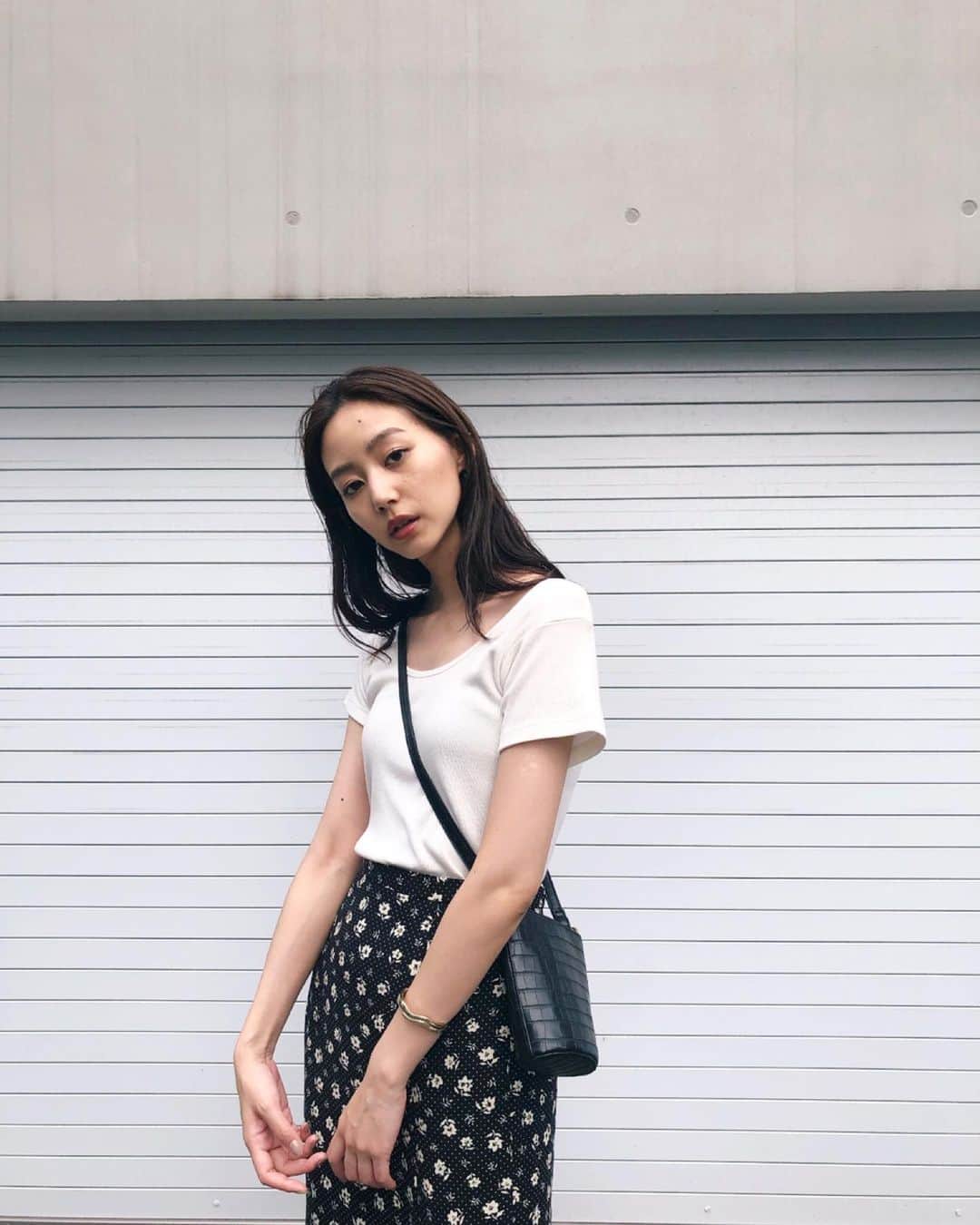 Shiho Sasakiのインスタグラム：「久しぶりのスカートは モノトーンでまとめて大人ぽく🌼 全身、発売中のアイテムです✨ ブログにコーデの詳細UPしたのでチェックしで下さいね✈️ #MOUSSY#MOUSSYSNAP」