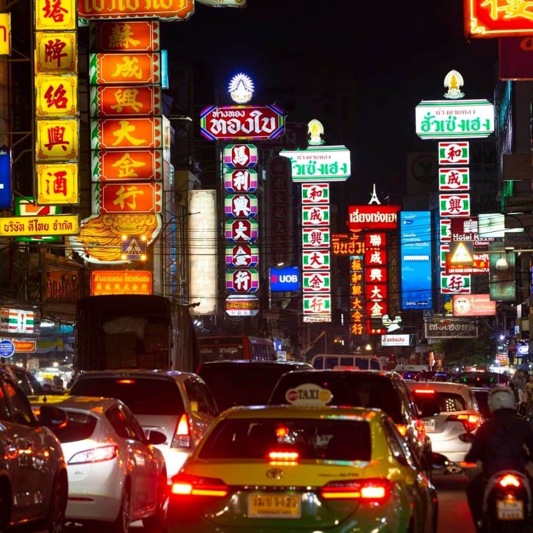 ルフトハンザさんのインスタグラム写真 - (ルフトハンザInstagram)「Gleaming neon signs appear like an impenetrable wall when walking down Yaowarat Road in Bangkok’s China Town. #CityOfTheMonth #Bangkok #Lufthansa」7月8日 22時04分 - lufthansa