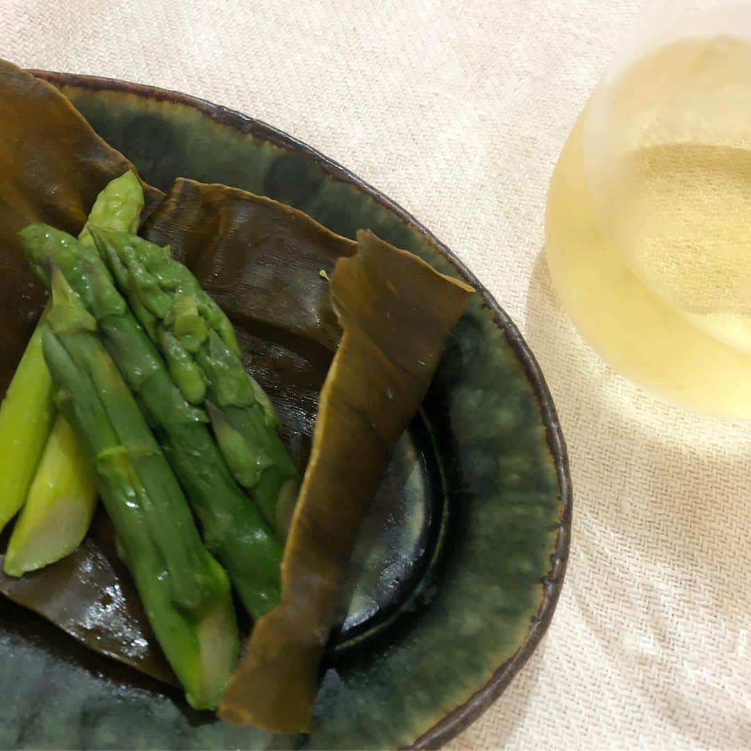 フィガロジャポンさんのインスタグラム写真 - (フィガロジャポンInstagram)「madameFIGARO.jp、平野由希子さんのレシピ、この2品が最近のお気に入り。とっても簡単なのに美味しすぎます！ メロンとズッキーニとモッツァレラのサラダ、アスパラガスの昆布締め。ともに白ワインに合います😋ぜひウェブでレシピをご覧ください。（編集MI） #平野由希子 #ズッキーニ #メロン #アスパラ」7月8日 22時06分 - madamefigarojapon