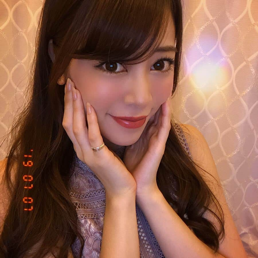 薄井美樹さんのインスタグラム写真 - (薄井美樹Instagram)「． ． ♡o｡+..:*♡o｡+..:*♡o｡+..:*♡o｡+..:*♡o｡+..:* ． ． 最近のmake💄💋 ． アイラインは目尻だけで🎶 グロスは発色の良いピンクに💕 ． ． この写真は #SODA 📷のfilmフィルター✨で 撮ったの〜٩( ᐛ )( ᐖ )۶ 綺麗に撮れるしナチュラルに盛れるから おすすめだよ♥️♥️ ． ． ♡o｡+..:*♡o｡+..:*♡o｡+..:*♡o｡+..:*♡o｡+..:* ． ． #make #めいく #ナチュラルメイク  #せるふぃー #셀스타그램 #셀카 #셀피  #甘めコーデ #ワンピースコーデ #eyemakeup #lipmakeup #アイメイク #レースクイーン #racequeen  #SODA #漏れなく盛れます #sodacam」7月8日 22時08分 - mikiusui_211