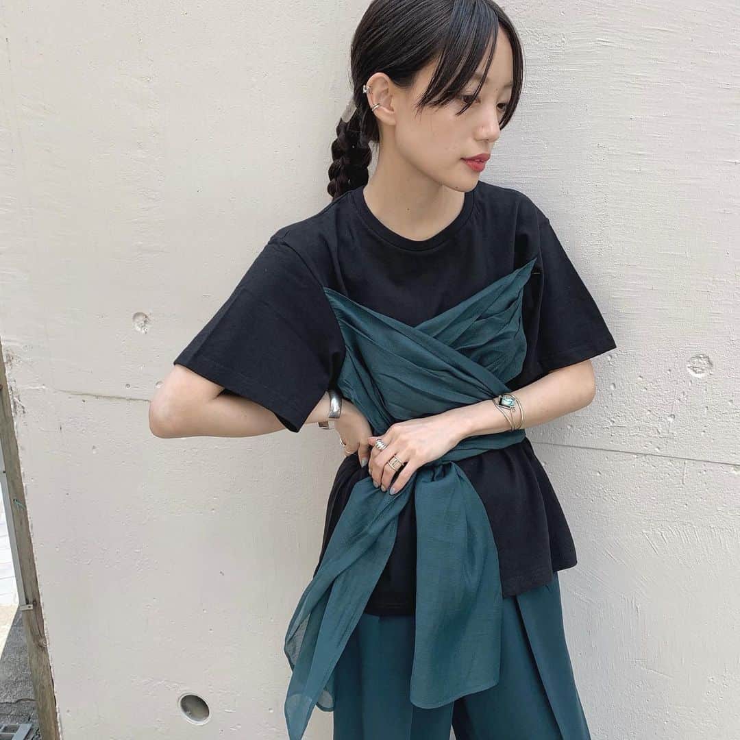 のインスタグラム：「_ 最近の髪事情。染めた3日後くらいの写真🤳 （質問もらったのだけど結んでてわかりづらくごめんなさい…） @misa_yamashita087 ありがとうです🥺🙏🏻 . そしてこのT-SH、すごい勢いでなくなったから試せてなかったのだけども、着心地よし！1枚だけど手抜き感がなくてよし！ 結び方変えれるのも楽しい〜〜」