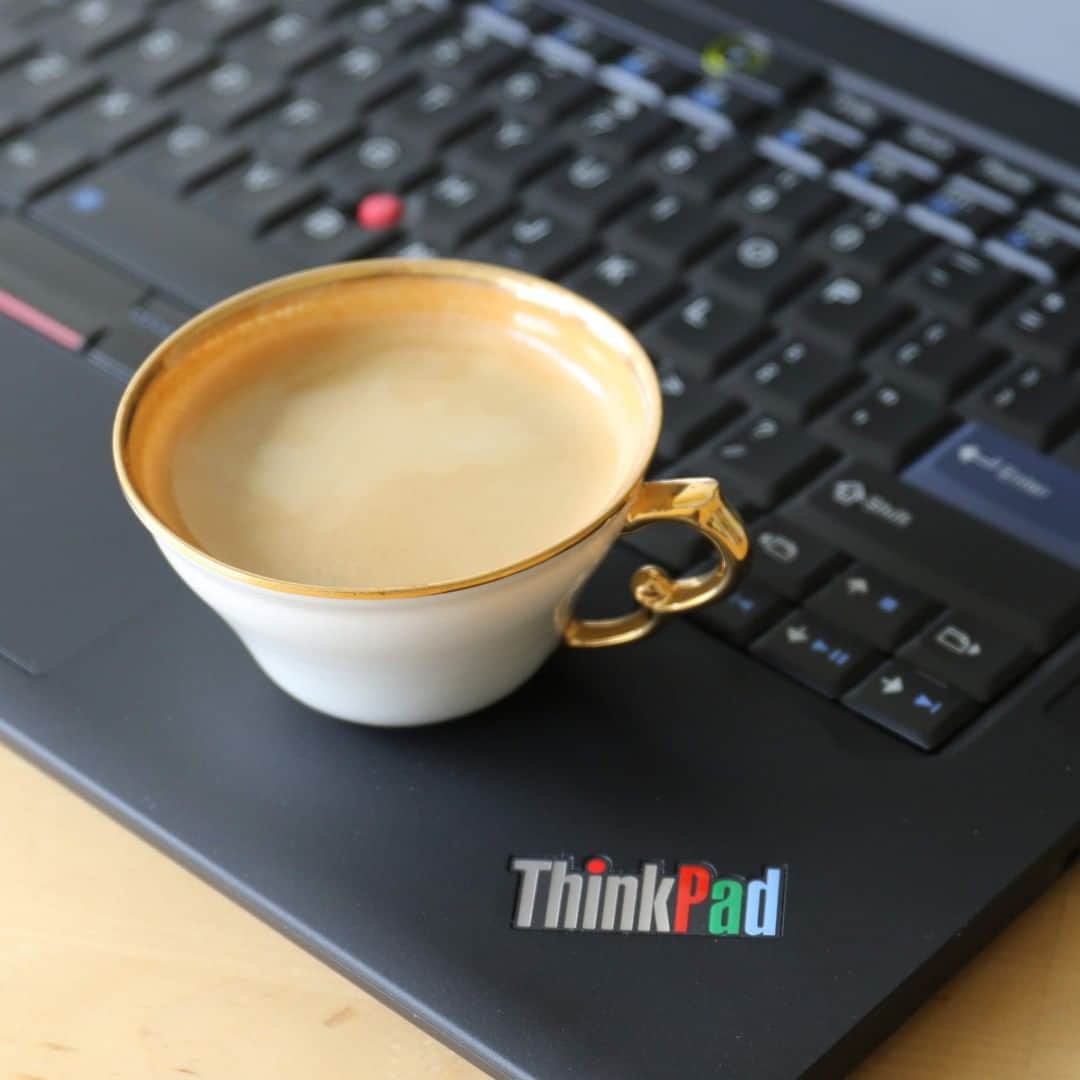 Lenovoさんのインスタグラム写真 - (LenovoInstagram)「Our friend Tasurinchi has a thing for coffee and ThinkPads. Not a bad combo really. #coffee #cafe #tech #thinkpad #laptop」7月8日 22時15分 - lenovo