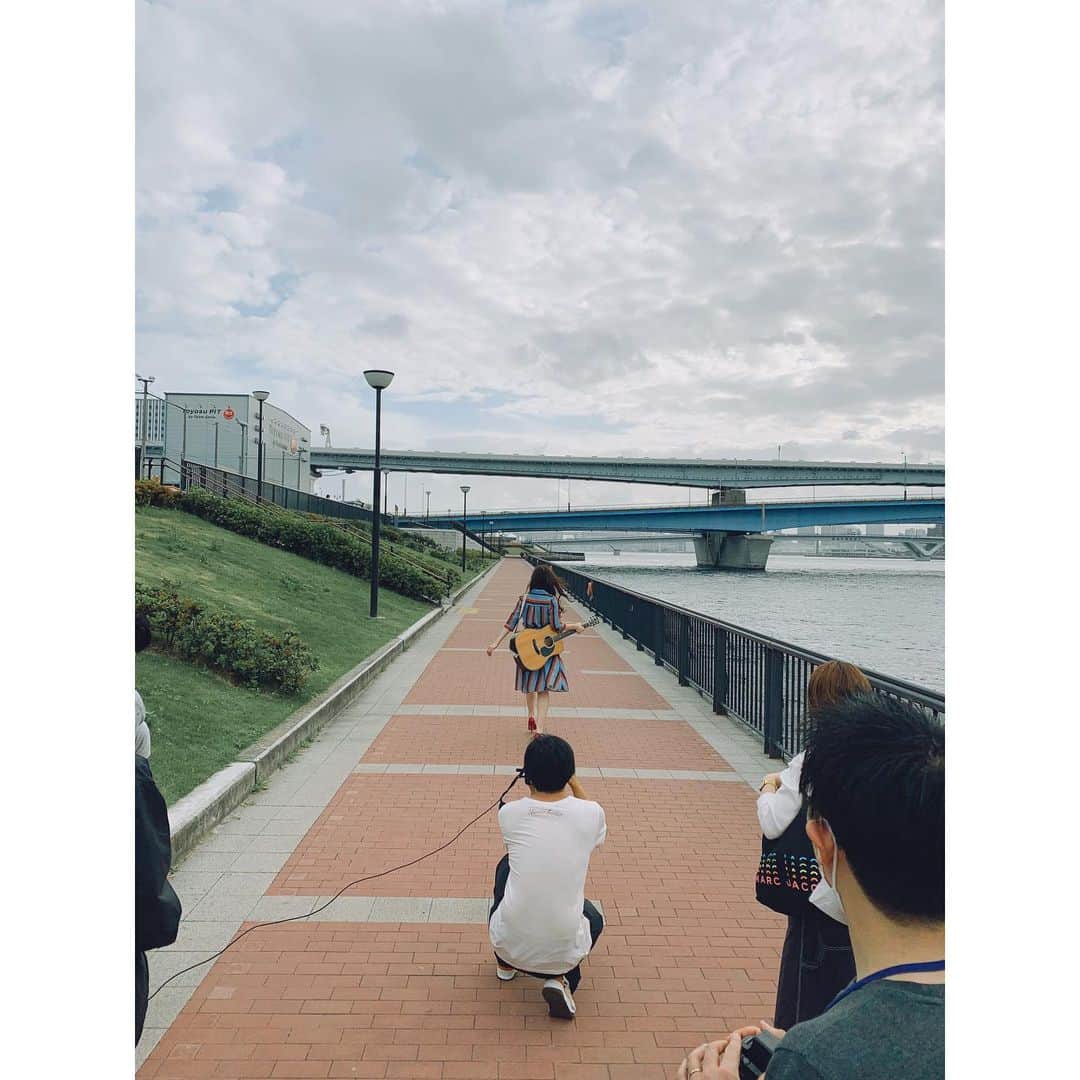 大原ゆい子のインスタグラム：「ギターをね 「裸で持つ」とは これの事  #ゼロセンチメートル #発売まであと9日 #ギターが裸」