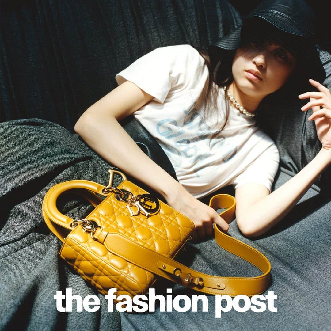 The Fashion Postさんのインスタグラム写真 - (The Fashion PostInstagram)「Dior with Mizuki Kayashima﻿ 『茅島みずきと DIOR (ディオール) vol.1』﻿ ﻿ DIOR (ディオール) の歴史で脈々と受け継がれてきたエレガンスの系譜。アーティスティック ディレクターの Maria Grazia Chiuri (マリア・グラツィア・キウリ) は、そのエレガンスに新たな解釈を吹き込んでいく。2019-20秋冬 プレタポルテ コレクションで彼女が生み出したのは、DIOR 流”テディ・ガール”。1950年代に一大ムーブメントを引き起こした英国を代表するサブカルチャーのひとつ”テディ・ボーイ”のガールフレンドを現代に甦らせた。かつて Christian Dior (クリスチャン・ディオール) もそうであったように、英国カルチャーに息づくエレガンスと反逆という相反するようで互いに惹かれ合うその関係に Maria Grazia Chiuri も魅せられたのだ。若手女優の登竜門として知られるポカリスエットのCMに起用され、期待の新星として一躍脚光を浴びた女優・茅島みずき。弱冠15歳ながらも、抜群のプロポーションと端正な顔立ちでクールビューティーと評判の美少女だ。そんなギャップが魅力の彼女と一緒に DIOR の最新ルックをお届けします。﻿ ﻿ 第1週目は、ランウェイショーのトップバッターを飾った本コレクションを象徴するようなキールックをご紹介。過去数回にわたり、ファーストルックでスローガンTシャツを発表してきた Maria Grazia Chiuri (マリア・グラツィア・キウリ) は今回「SISTERHOOD IS GLOBAL」というメッセージをチョイス。アメリカの詩人 Robin Morgan (ロビン・モーガン) による女性の団結という概念を賞賛する詩集へのオマージュを込めたセリグラフィーだ。ラフなTシャツにはシルエットの美しいフレアスカートを合わせて、ウエストは「サドル」バッグを模したベルトでマーク。パールのネックレスに Stephen Jones (スティーヴン・ジョーンズ) によるハットを被れば、DIOR (ディオール) らしいエレガントな”テディ・ガール”スタイルに。メゾンのアイコンバッグである「LADY DIOR」がカスタマイズできるよう新しく生まれ変わった「My ABCDior」を小脇に挟んで。鮮やかなマスタードカラーがコーディネートにアクセントを効かせます。﻿ ﻿ model: mizuki kayashima @mizukikayashima_official﻿ photographer: yuto kudo @youtojah﻿ videographer: mitch nakano @mitchnakano﻿ stylist: tomoko kojima @tomokojima__﻿ makeup: masayo tsuda @masayo.tsuda_makeup﻿ hair: nori takabayashi @noritakabayashi﻿ writer: manaha hosoda @manaha_hosoda﻿ editor: daisuke yokota @daiskey﻿﻿ ﻿ #TFP #TheFashionPost﻿ #茅島みずき #DIOR #ChristianDior #ディオール #LADYDIOR #MariaGraziaChiuri #StephenJones」7月8日 22時18分 - tfpjp