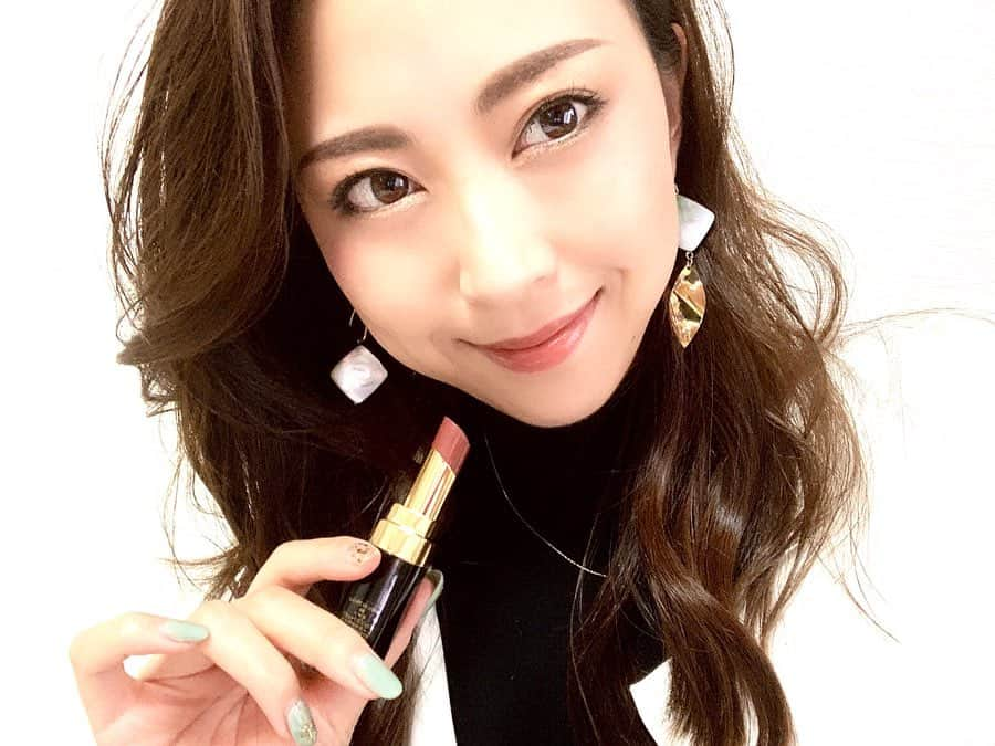 Mai Yamadaさんのインスタグラム写真 - (Mai YamadaInstagram)「初めてのブラウンリップ💄 老けちゃうかなと思ったけど、透明感あるから重たくならなくて、むしろちょっと垢抜けられた気がしてる☺️ さすがCHANELさま💓 . 💄ルージュココフラッシュ56 モマン 人気で発売直後は品切れだったんだとか😳 . プレゼントにはよくCHANELコスメ選んでたけど自分には初めて購入✨ 持ってるだけでウキウキする🥺💓 . #CHANEL#ルージュココフラッシュ56#モマン#CHANELコスメ#シャネル#コスメ#リップ#ブラウンリップ#アラサーメイク#大人メイク#MCメイク#コスメ好きさんと繋がりたい#山田のコスメ #cosmetics#rougecocoflash#rouge#lipstick#makeup#mycosmetics#selfie#beauty#workstyle#parallelwork#businesswoman#maibeauty #最近自撮り多め😂#角度だいたい同じ #コスメ買うと投稿しがち #MC#山田真以」7月8日 22時27分 - yamadamai_719