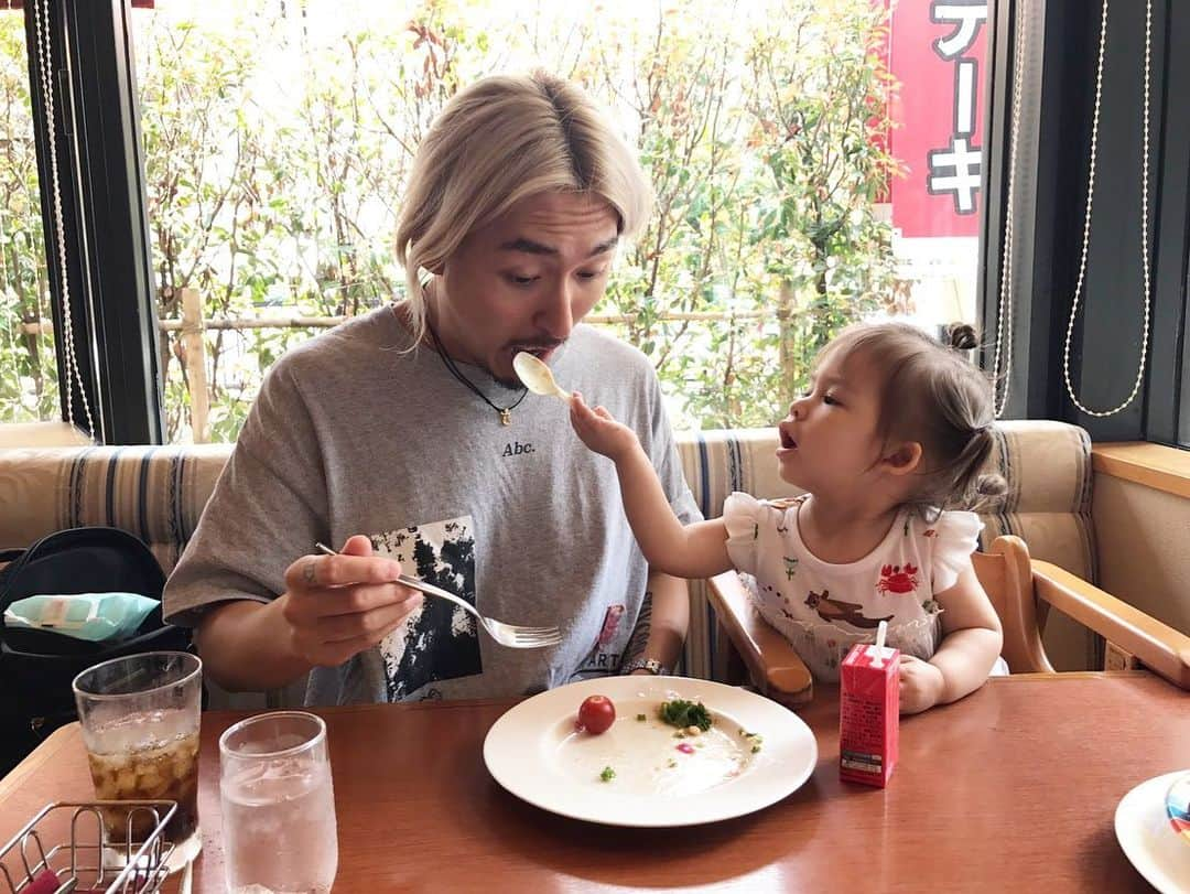 Ryota さんのインスタグラム写真 - (Ryota Instagram)「I spent great time with my family before tour!  Recently she wants to feed me!😁😋」7月8日 22時21分 - ryota_0809