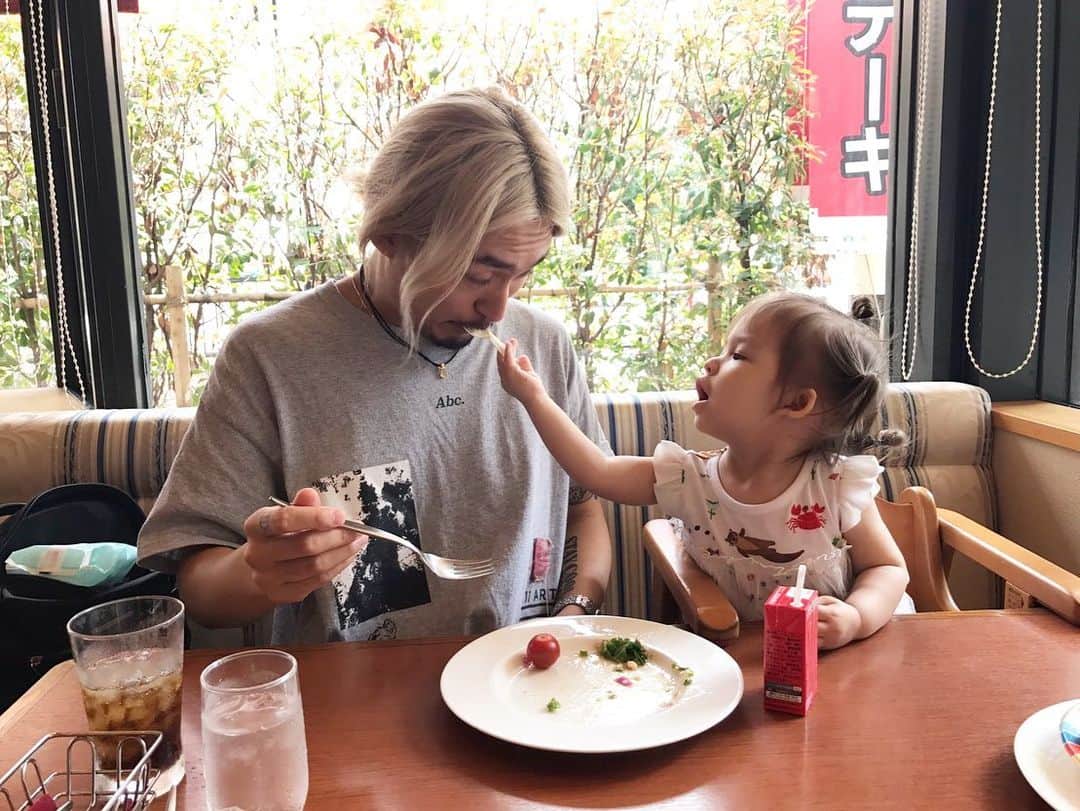Ryota さんのインスタグラム写真 - (Ryota Instagram)「I spent great time with my family before tour!  Recently she wants to feed me!😁😋」7月8日 22時21分 - ryota_0809