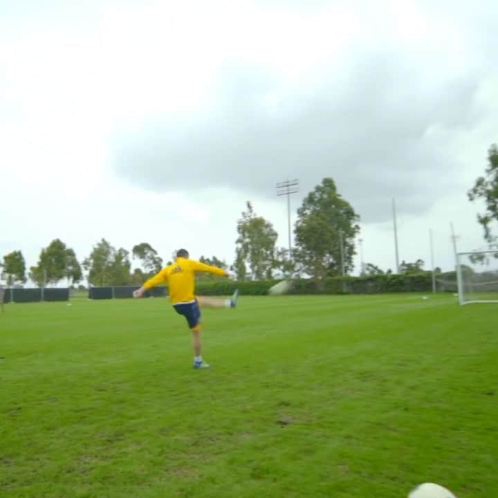 F2Freestylersのインスタグラム：「@robbiekeane with them naughty tekkers 🤩🔥🌟 . Happy birthday Keano, have a great day mate 🎉」