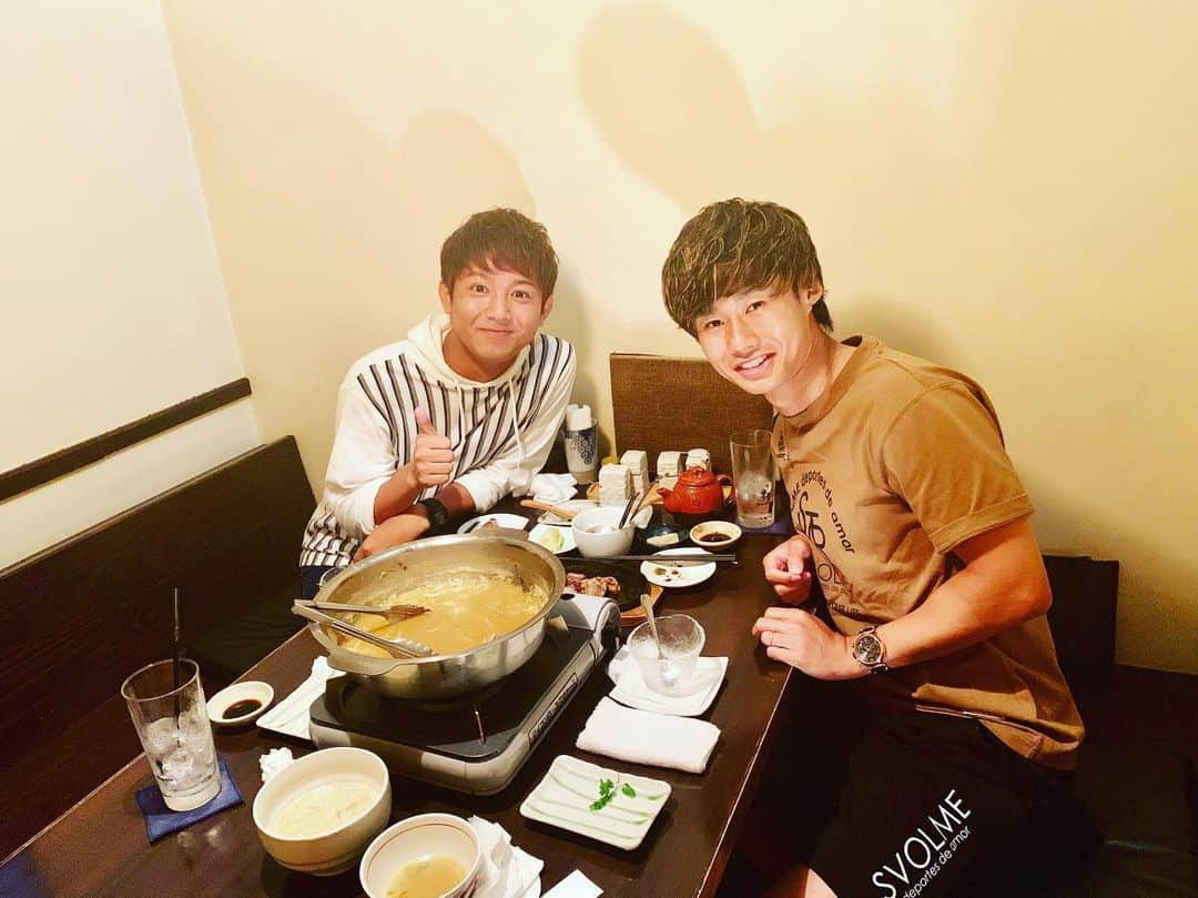 町田也真人さんのインスタグラム写真 - (町田也真人Instagram)「念願のNBS長野放送アナウンサーの松山航大くんとご飯へ👍👍 . . 山雅のこと心から応援してくれていて、仕事の話も聞けてとても素晴らしい方でした☺️ . . 童顔同士すぐに打ち解けました😎  そして今年初めてサッカーの実況にチャレンジしたみたいで、その試合がルヴァンの清水戦で、初実況での初ゴールを自分がいただきました☺️ . . リーグ戦でもゴールを決めれるように１日でも早く復帰出来るように頑張ります！  色んな話が聞けて良いリフレッシュになり、刺激をもらえました✨✨ 航大また色んな話聞かせてなー！！ . . #長野放送 #NBS #松山航大 #アナウンサー #松本 #長野 #ルヴァンカップ #onesou1 #松本山雅」7月8日 22時25分 - yamato.machida