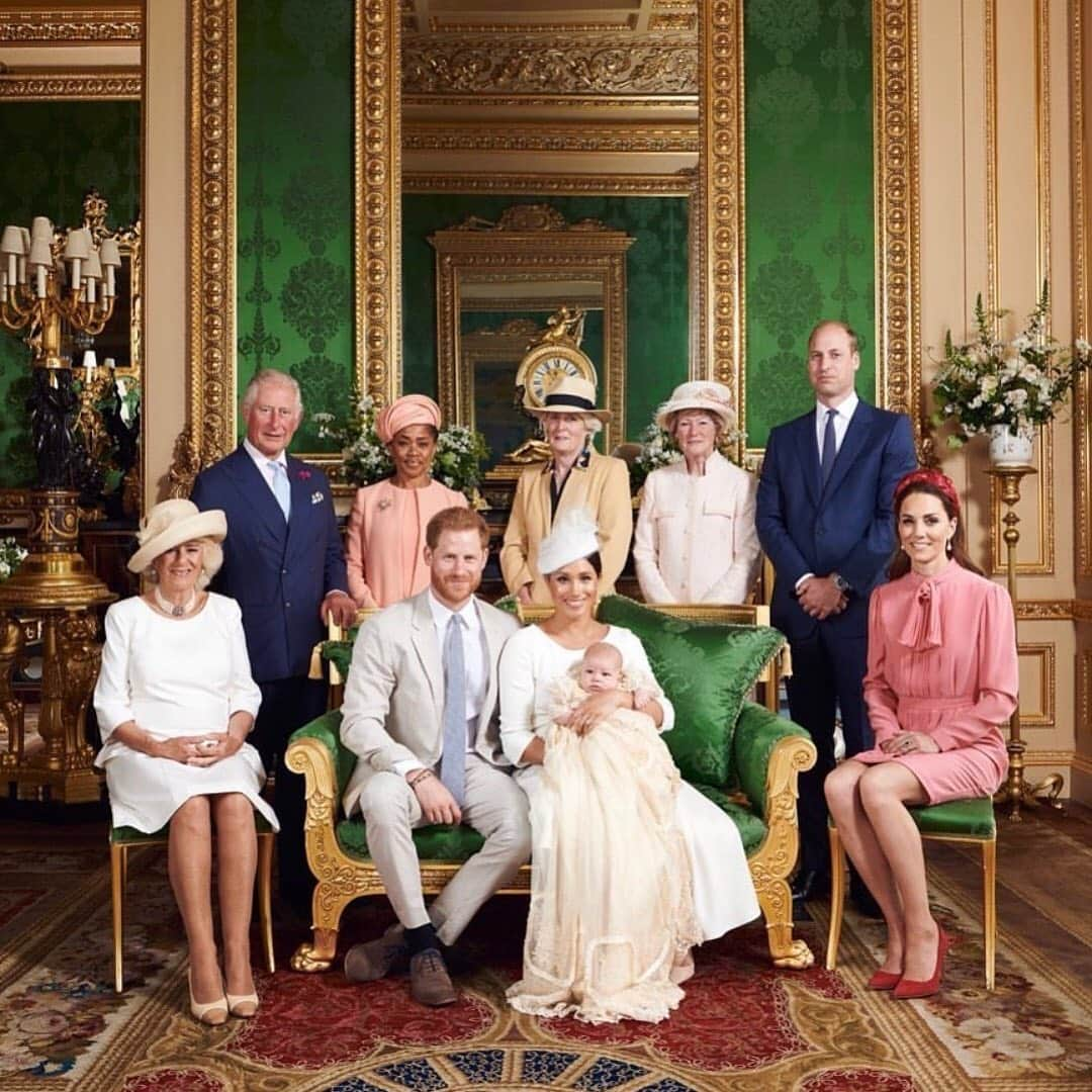 Cosmopolitanさんのインスタグラム写真 - (CosmopolitanInstagram)「A body language expert just weighed in on Prince William’s expression in the pics from Archie’s christening and oof it’s awkward 😬 Link in bio.  Photo by Chris Allerton」7月8日 22時25分 - cosmopolitan