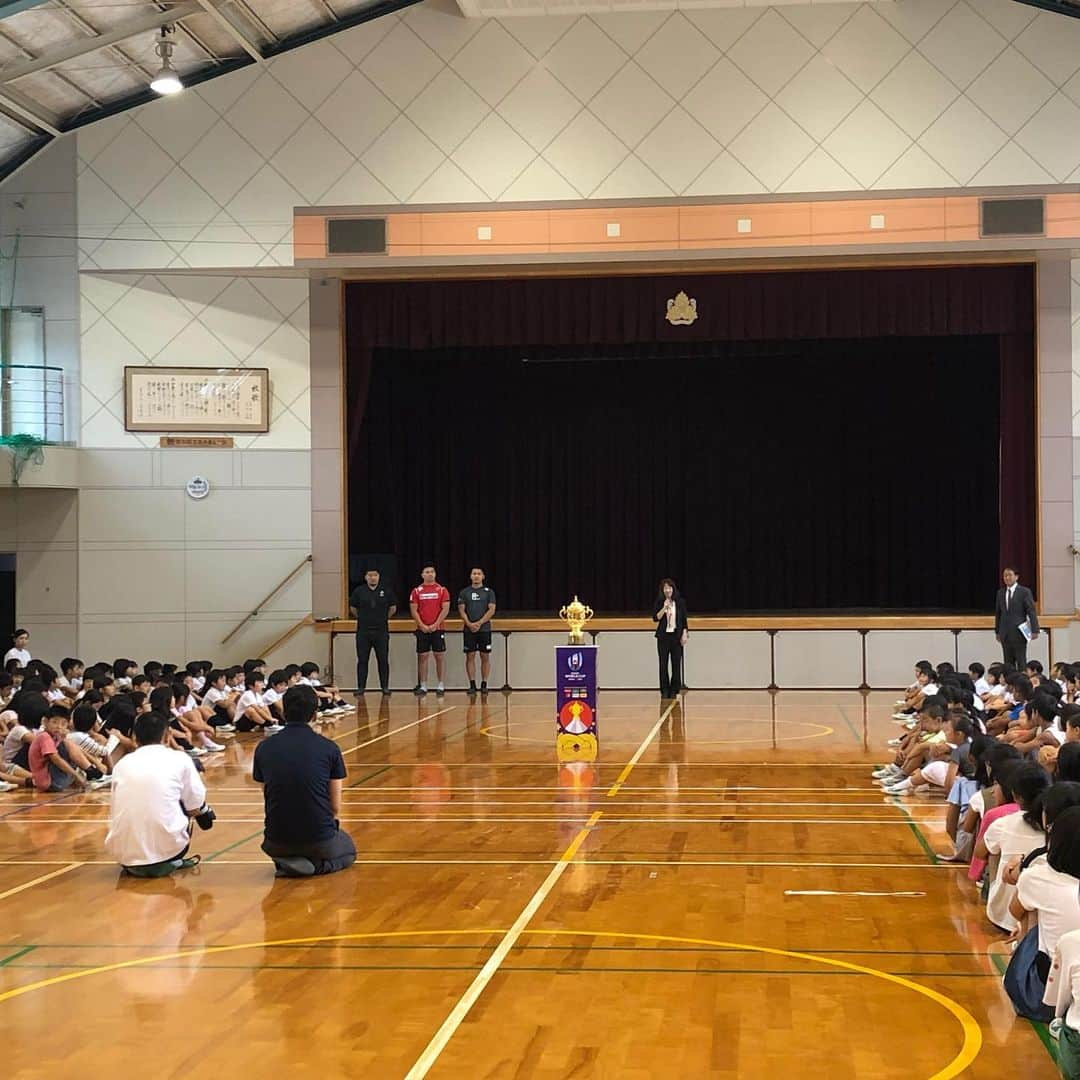 畠山健介さんのインスタグラム写真 - (畠山健介Instagram)「ラグビーワールドカップ2019 日本大会 優勝トロフィー「ウェブ・エリス・カップ」の お披露目ツアー in 広島  多くの広島県民の方々に優勝トロフィーの 「ウェブ・エリス・カップ」とラグビーボールを通じて、ラグビーという競技の存在、ワールドカップという大会の存在をPR！  広島県出身で、高校JAPAN、早稲田大学と一緒に戦ってきた同志で、現在はW杯組織委員会に所属する「テラ」こと寺廻健太 @kentat0810 と！仲間と一緒に仕事出来るのは最高！  #ラグビー #rugby #令和 #Reiwa #ラグビーワールドカップ2019  #RugbyWorldCup2019 #RWC2019 #日本大会 #JAPAN #ウェブエリスカップ #広島県 #横浜小学校 #坂町 #1985 #昭和60年 生まれ #高校JAPAN #主将 #寺廻健太」7月8日 22時25分 - hatake03