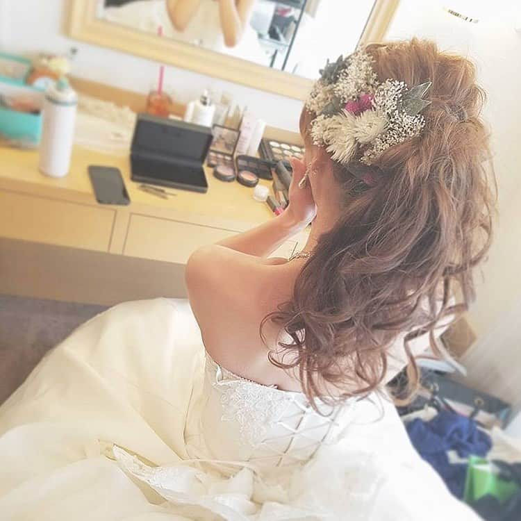 プレ花嫁の結婚式準備アプリ♡ -ウェディングニュースさんのインスタグラム写真 - (プレ花嫁の結婚式準備アプリ♡ -ウェディングニュースInstagram)「お花たっぷり🌸おしゃれなブライダルヘア9選💓 . . ➸➸➸➸➸➸➸💒➸➸➸➸➸➸➸ 同じ式場の卒花嫁さんの 本物の料金&見積もり&写真が見れる✨ . #ウェディングニュース式場検索 👰 . アプリ： @weddingnews_editor web版： @weddingnews_concierge ➸➸➸➸➸➸➸➸➸➸➸➸➸➸➸➸ . . こちらのお写真は #ブライダルヘア メイクアーティスト @s.s.k_1025 さんからリグラムさせていただきました🌟ありがとうございました😊✨ . . . ふんわりした雰囲気とたっぷりのお花の #ヘッドドレス が女の子らしくて可愛い #ブライダルヘア 🌼💕 . カバーは #ハーフアップ にカラフルなパステルカラーのお花を添えたヘアです💕 . 女の子の心をつかむ可愛いらしい色合いにキュンとしちゃいますよね😍✨ . パープルの #カラードレス にお花たっぷりヘアなので #ラプンツェル っぽい雰囲気なのも魅力的なポイントです🌼💜 . ほかのヘアもとても素敵なので、ぜひスワイプ👉🏻してみてくださいね💕 . . . ＼📷投稿お待ちしています／ . 花嫁はもちろん、業者さんも大歓迎✨ アナタのお写真をご紹介してもOKという方は、ぜひ #ウェディングニュース にお写真を投稿してください💕 . . ⬇︎関連アカウント⬇︎ . 💒式場検索 【 @weddingnews_concierge 】 👰マイレポ花嫁 【 @weddingnews_brides 】 . . その他、編集部からの連絡専用 @weddingnews_contact や、スタッフ個人の連絡用として @WN_xxxx（xxxは個人名）があります💕 . ………………………………………… ❤️WeddingNewsとは？ . 花嫁のリアルな”声”から生まれた 花嫁支持率No1✨スマホアプリです📱💕 . . 🌸知りたい… #結婚式準備 に役立つ記事を毎日150件配信中♩ . 🌸見たい… インスタの #ウェディング 系投稿TOP100が毎日チェックできる＊IG画像の複数ワード検索も可♩ . 🌸叶えたい… #結婚式 関連の予約サイトが大集合♩ . 🌸伝えたい… 自分の結婚式レポ『マイレポ』が簡単に作れる♩卒花嫁のレポが読める♩ . . @weddingnews_editor のURLからDLしてね✨ . . . #プレ花嫁 #結婚  #花嫁  #ウエディング  #プレ花嫁準備 #2019秋婚 #ウェディングヘア #ヘアアレンジ #ヘアスタイル #ヘアメイク #おしゃれさんと繋がりたい #ナチュラルウェディング #二次会ヘア #ウェディングフォト #ドライフラワー #日本中のプレ花嫁さんと繋がりたい #披露宴 #お色直し」7月8日 22時29分 - weddingnews_editor