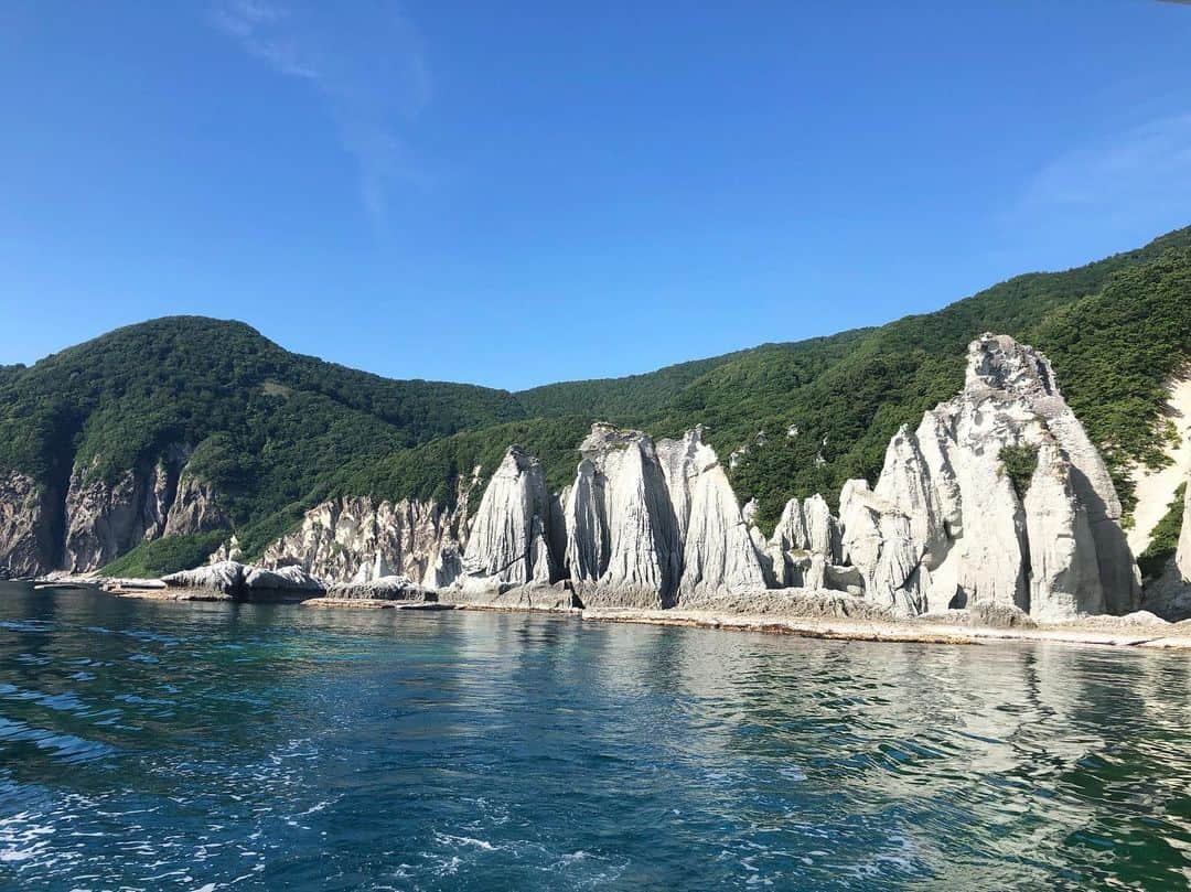 りんご娘さんのインスタグラム写真 - (りんご娘Instagram)「#仏ヶ浦 最高に綺麗でした😆 海がバスクリン入れたみたいだった‼️ すごい気持ちよかったし、時間足りなくて、またゆっくり行きたいと思いました😊 フェリーのスタッフさんも優しくて また逢いに行きたいです！！ #下北半島 #青森県 #海 #絶景 #りんご娘 #ringomusume」7月8日 22時33分 - _ringo.musume.com_