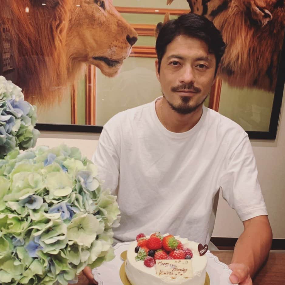 畑野ひろ子のインスタグラム：「HAPPY BIRTHDAY🎂38歳🎉 @keita.suzuki.official  #birthday #family」