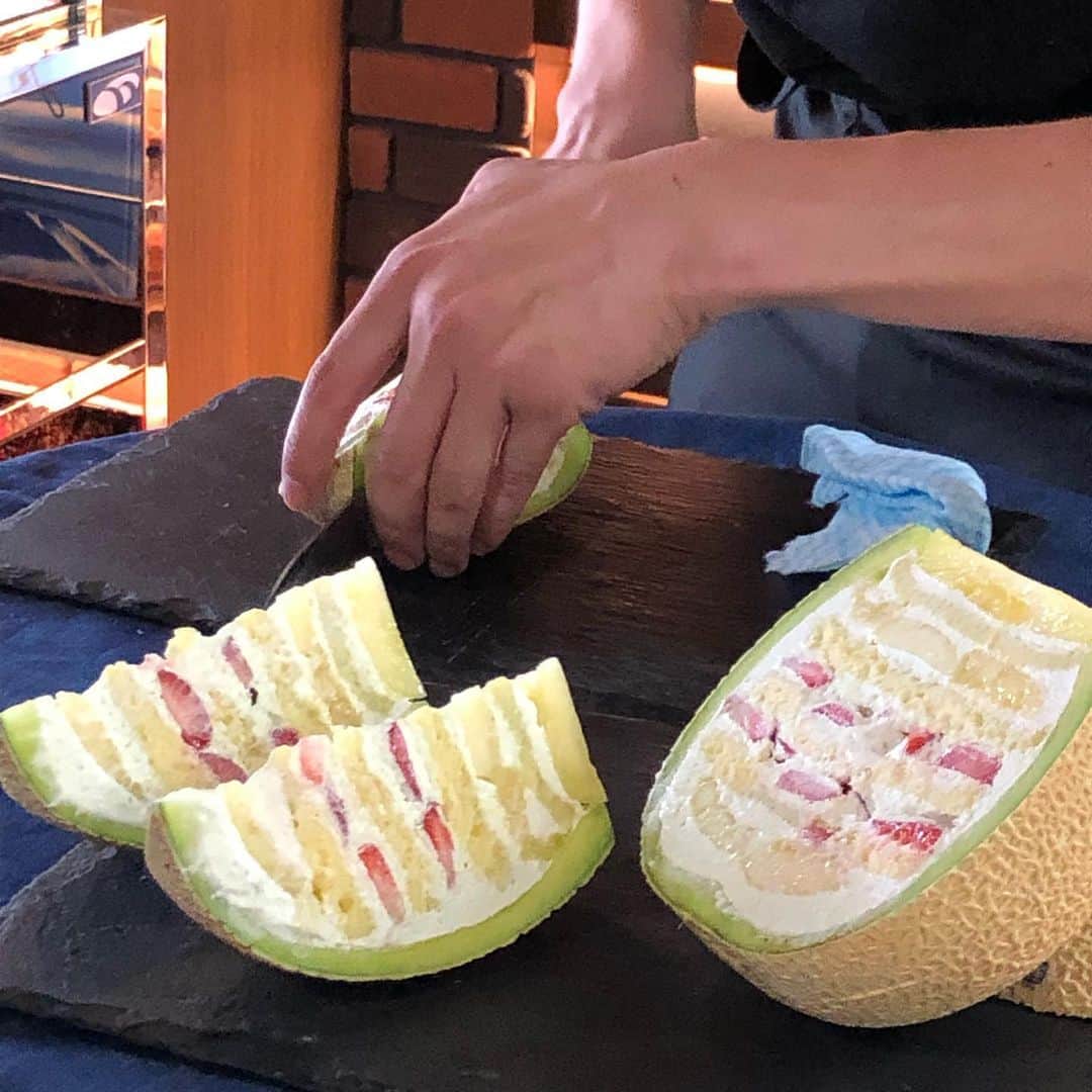 松川浩子さんのインスタグラム写真 - (松川浩子Instagram)「本日番組内で紹介した 月に一回しか開店しない ケーキブッフェ TSUKIICHI  19種類のケーキぜーんぶ食べることに必死でしたが お食事もとても魅力的で。  次はお腹空かせて お食事も味わいつつ スイーツを堪能したい💕  特別感ある上に プラス1500円のメロンケーキは とろけるくらい美味しかった〜  私実はメロン得意ではないのですが このケーキならひと玉行けそうです。  次回は8月3日💕 早く予約しなきゃ〜  #ケーキブッフェ#ツキイチ #tsukiichi #19種類のケーキ#メロンケーキ#ちちんぷいぷい#スイーツ担当#ケーキ#宝石のようなケーキ #全部食べた！#かなりお腹いっぱいになったけどまた行きたい」7月8日 22時45分 - hiroko_matsukawambs