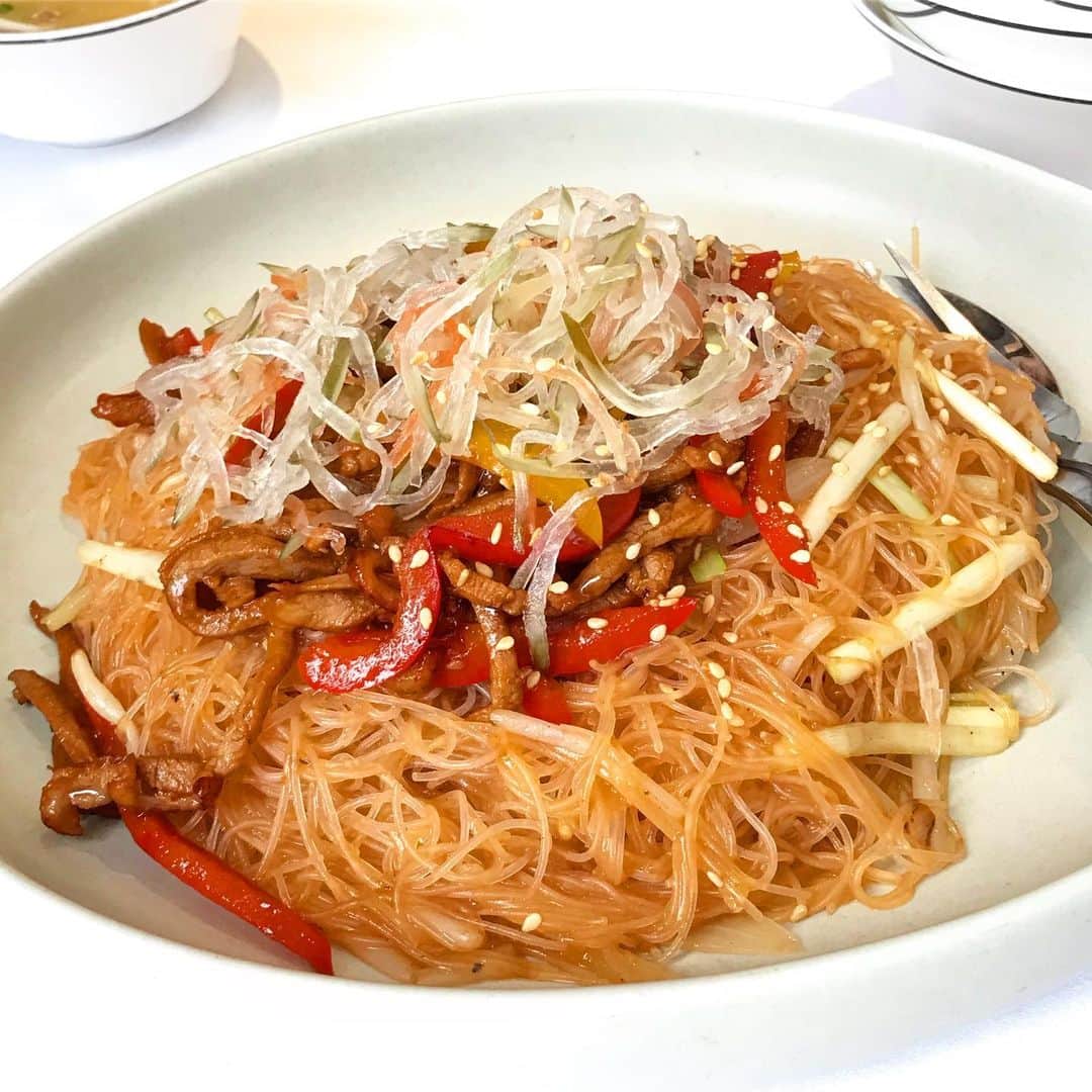 のインスタグラム：「Duck Meat and Rice Noodles in Five Willlow Sauce 五柳鴨絲紋米粉 (SGD20++) Almost like tasty tanghoon stir fried in light tomato sauce but in atas price 😆 • • #sgeats #singapore #local #best #delicious #food #igsg #sgig #restaurant #exploresingapore #eat #sgfoodies #gourmet #yummy #yum #sgfood #foodsg #burpple #exploresingapore #beautifulcuisines #bonappetit #instagood #duck #chinese」